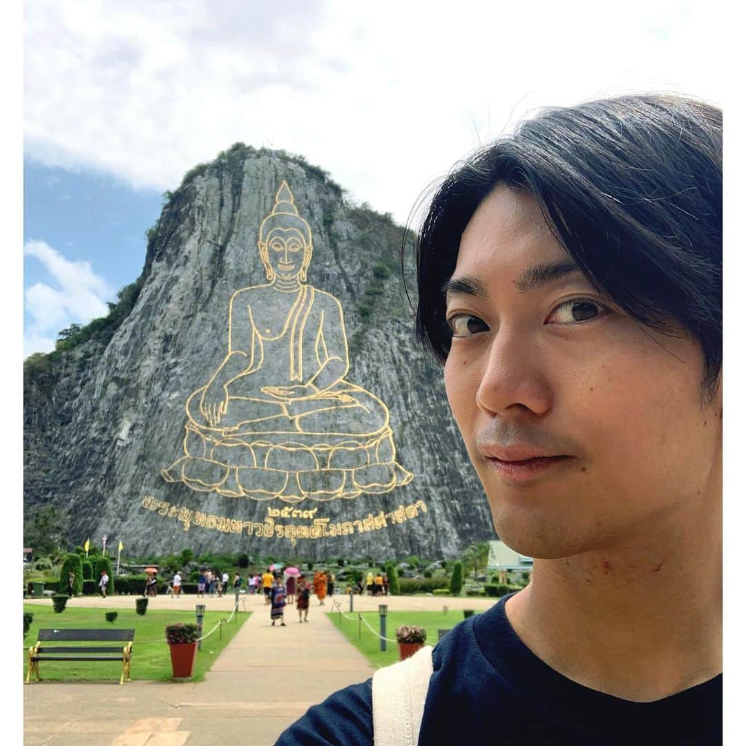 南圭介さんのインスタグラム写真 - (南圭介Instagram)「いつしかのタイ。 南はバスとバイクタクシーを駆使し、辿り着いたよパタヤ。 高さ160mの山の斜面に、金で描かれた大仏壁画。 尊い。  khob khun krab🇹🇭 #大仏壁画 #巨大仏 #巨大仏俳優  #watkhaochichan #thailand  #buddhamountain #buddha」10月1日 21時40分 - keisuke_minami73