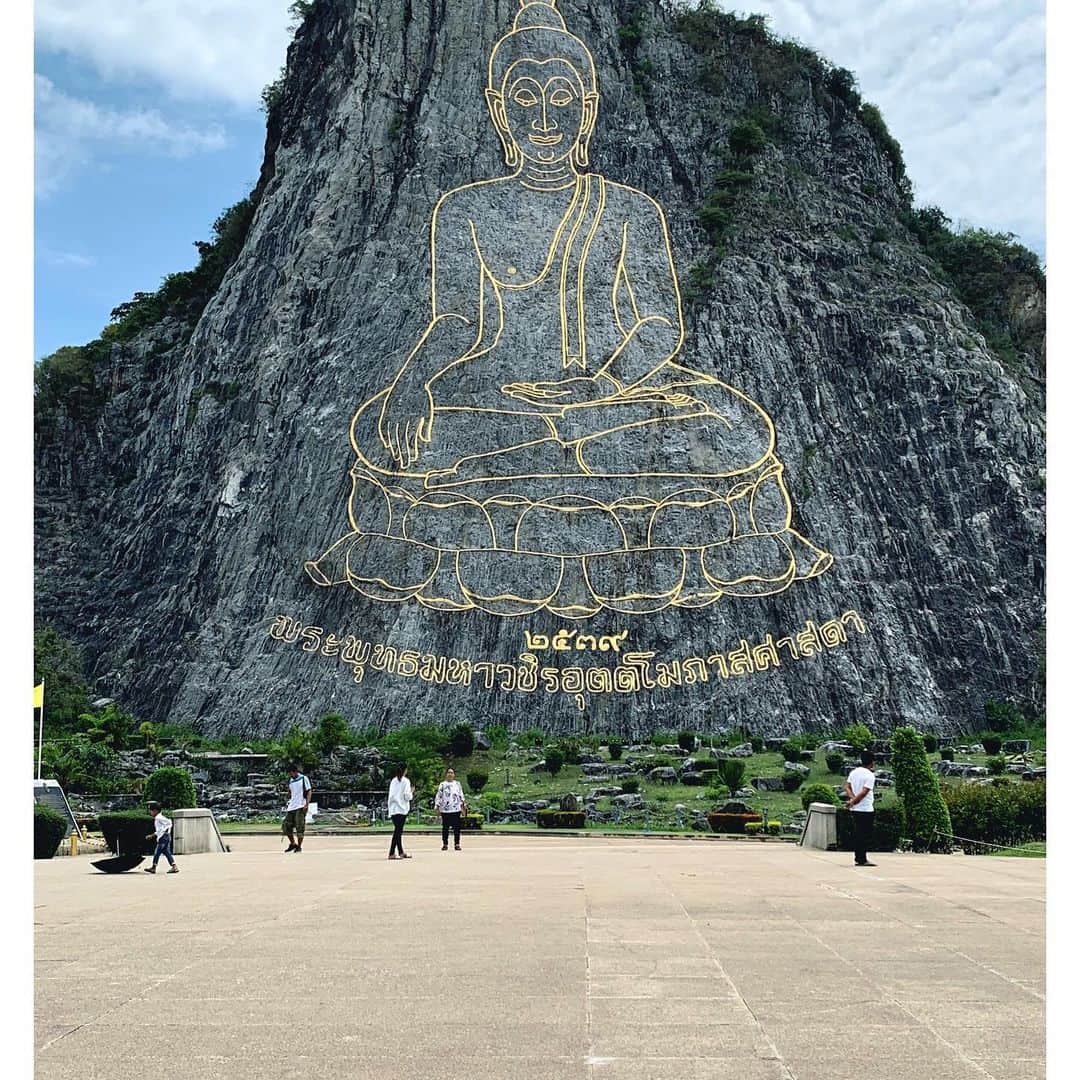 南圭介さんのインスタグラム写真 - (南圭介Instagram)「いつしかのタイ。 南はバスとバイクタクシーを駆使し、辿り着いたよパタヤ。 高さ160mの山の斜面に、金で描かれた大仏壁画。 尊い。  khob khun krab🇹🇭 #大仏壁画 #巨大仏 #巨大仏俳優  #watkhaochichan #thailand  #buddhamountain #buddha」10月1日 21時40分 - keisuke_minami73