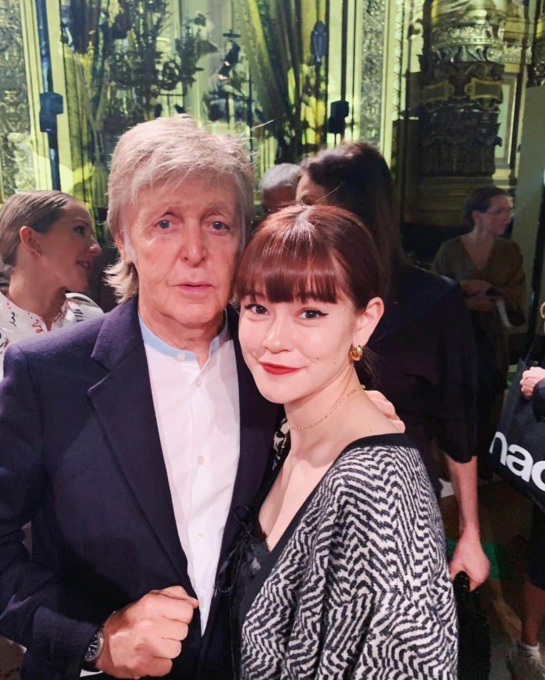 emmaさんのインスタグラム写真 - (emmaInstagram)「こんな奇跡の様な事が起きるなんて🌹 私の大大大好きな @paulmccartney ✨ Stellamccartneyのショー会場でお会いしました。小さい時からBeatlesを聴いて育ちたくさんの影響を受けてきた人。今も昔もずっと大好きで神の様な存在🙏🏻💕 優しくてチャーミングな方でした。大好き ということを伝えられて幸せでした。。。。。❤️❤️❤️❤️❤️ You never know what will happen!!!!! Since I was a child  I’ve loved  The Beatles.  I was very influenced by their music  and fashion.  I was so happy  to meet  Sir  Paul McCartney. He’ll always be my legend ❤️🇬🇧❤️ @paulmccartney」10月1日 21時44分 - okss2121