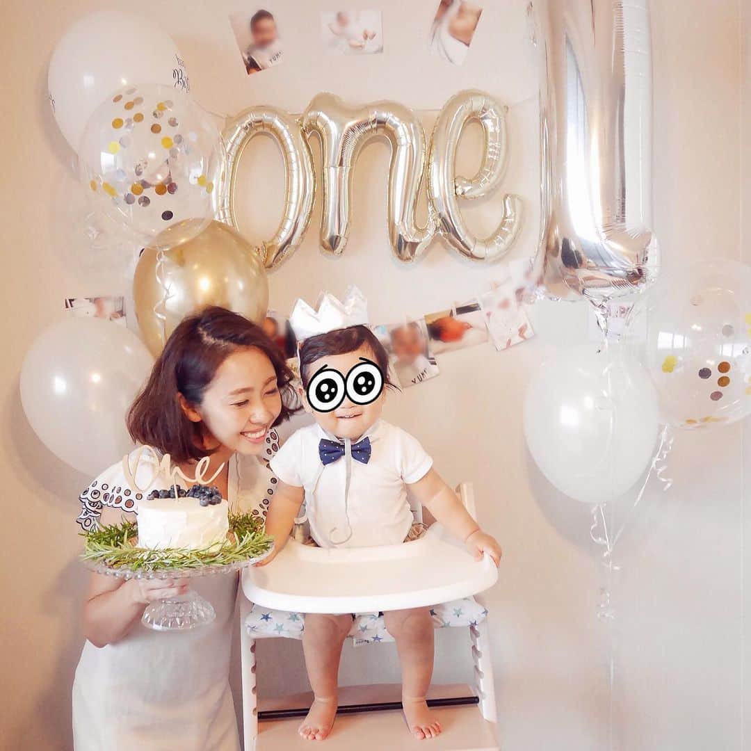 のインスタグラム：「・ 〜2019.10.1〜 息子が1歳を迎えました🎉🎂 この1年はあっという間で、 そして、とてもとても幸せな1年でした😌 ・ 右も左もわからないままいきなり始まったママ生活。 毎日毎日小さな悩み事や不安なことが出てきたり...。 なかなか寝てくれなくて息子と一緒に泣いた日もありました。 自分なりにたくさんたくさん考えて、毎日息子と向き合って過ごした1年。今思うと、楽しさと幸せに包まれた、本当に充実した一年だった✨ ・ 自分に守るべきものができて、自分のことは後回し、常に息子第一！ これほど充実していることはない❤️ ・ この1年は両親や義両親にもたくさん助けてもらい、そして先輩ママ友達達にも質問責めしまくり、たくさんたくさん助けてもらいました。 感謝しかない！！ ・ 毎日毎日、"かわいいーたまらーん😩"ってこんな胸がいっぱいになる感情や愛を持たせてくれてありがとうって息子に感謝です。 また一年たくさん思い出作りたい。 息子を毎日笑顔にさせてあげたい‼️ ・ 皆様、いつも見守ってくださってありがとうございます😊 無事に1歳迎えれました〜🎉❤️❤️ これからも見守ってもらえたら嬉しいです♡♡ _________________________________________ #happy1stbirthday #1歳 #1歳誕生日 #1stbirthday #love #息子 #10月生まれ #男の子ママ #aki_mamalife」