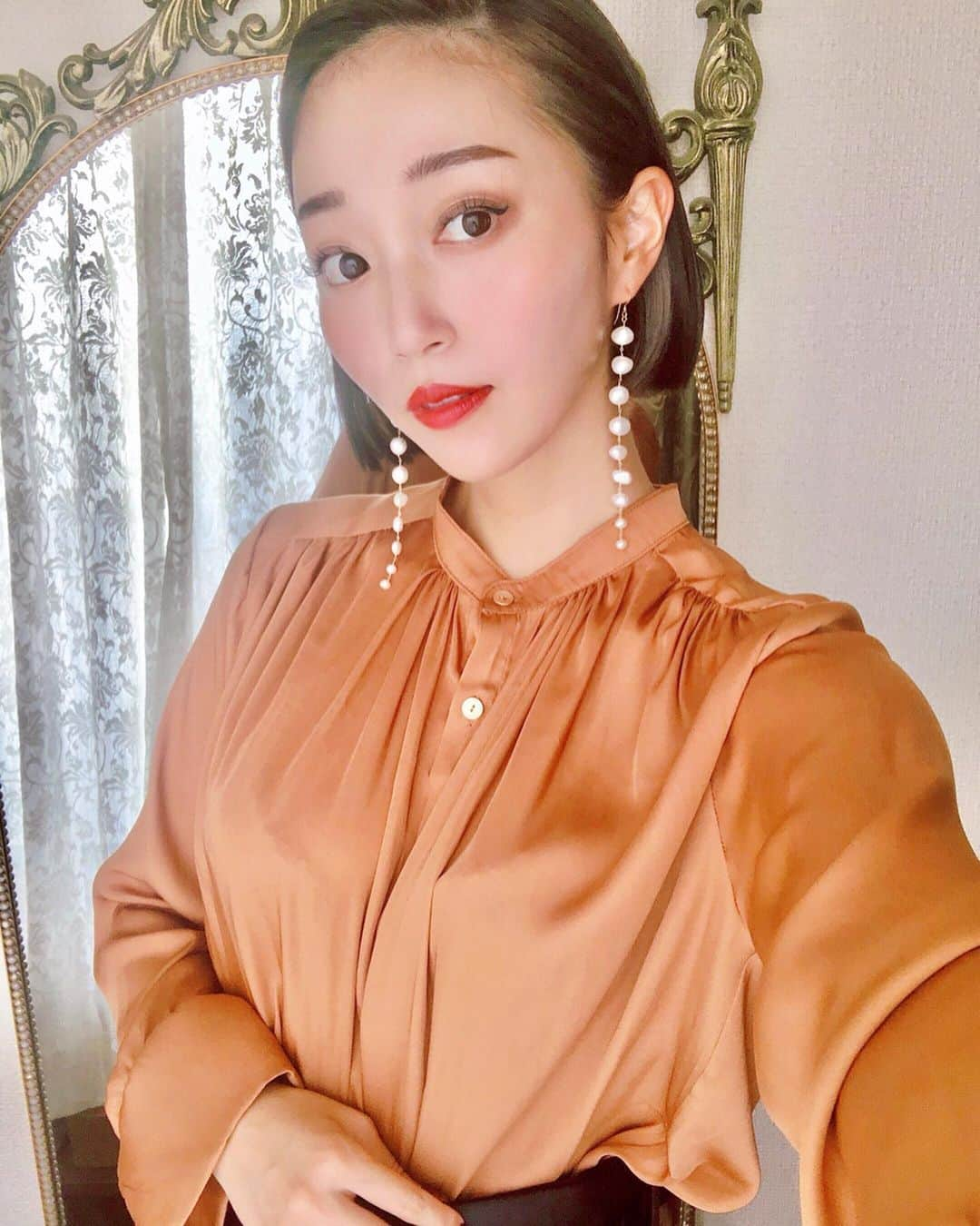 梅谷安里さんのインスタグラム写真 - (梅谷安里Instagram)「今日は少しシャドウ変えてみたの❤︎ イタリアで買ったKIKOのコスメでメイク❤︎またコスメ紹介するね‼️ ・ ・ それに合わせてお洋服も お洋服も秋色をチョイス🍁 素材感がすごくお気に入りのブラウス❤︎ ツルツル生地すき♥️ ・ ・ #メイク#秋メイク #ootd#outfit#fashion #コーディネート #titivate#ティティベイト #titivatestyle #バンドカラーとろみギャザーブラウス」10月1日 21時54分 - anriworld