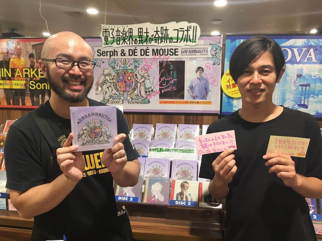のインスタグラム：「今日はリハの帰りに渋谷タワレコさんに行って、明日リリースのSerph & DÉ DÉ MOUSEとしての"DREAMNAUTS”のご挨拶をしてきました✨✨✨ ネズミくんの上にサイン描いたはずが、大きく描きすぎてしまってSerphさんのアー写に被ってしまいました💦 すみません🙇‍♂️ 対応してくれた磯崎さん、ありがとうございました🙇‍♂️ #dédémouse #dedemouse #デデマウス #電電鼠 #serph #タワレコ」