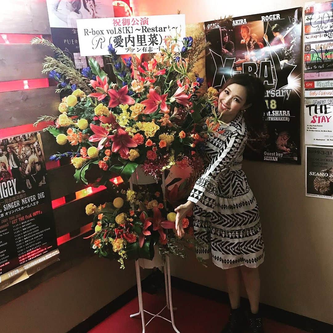 愛内里菜のインスタグラム：「いつも立派なお花をありがとうございます😆‼️✨✨﻿ ﻿ 会場に着いた時の楽しみと癒しになっています💐🙏﻿ ﻿ みんなで最高の空間を作りあげてくれて﻿ ありがとう😆🌈🌈🌈🌈🌈🥳﻿ ﻿ ﻿ #愛内里菜 改め#R として #歌手 再始動﻿ #垣内りか #垣内倶楽部 #バンド #バンド名 ﻿ #ライブ大好き #ライブツアー #ライブバンド﻿ #ライブハウス #ライブ #一体化 #絆 #盛り上がりたい #会いたい﻿ #感謝 #リスタート ﻿ #金沢﻿ #スタンド花﻿ ﻿ ﻿」
