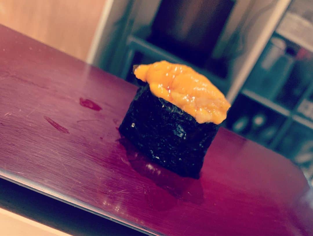 脇坂泰斗さんのインスタグラム写真 - (脇坂泰斗Instagram)「. しょうごさんとヒデとお寿司に行ってきました🍣 とにかく美味しすぎました！！ 美味すぎてヒデは「うま〜、ウマー」としか言ってなかったです。。。 食リポのバリエーションないなぁ🤷‍♂️ 色んな話して盛り上がったしすごいいい時間を過ごせました🙆‍♂️ しょうごさんご馳走様でした！！ #川崎フロンターレ #frontale #谷口会 #車屋軍団と掛け持ち」10月1日 22時03分 - yasuto_wakizaka