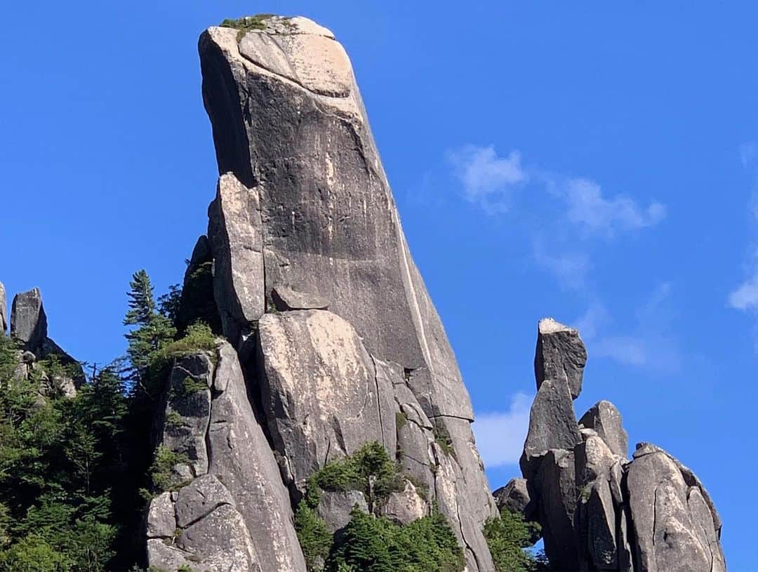 安間佐千さんのインスタグラム写真 - (安間佐千Instagram)「大ヤスリプロジェクト  大ヤスリは、瑞牆山の山頂付近にあるタワー状の岩で、もっとも象徴的な岩峰だ。フリーで登られているのはユグドラシル5.12cのみで、弱点がなく厳しい岩である。  今年の夏、パートナーの佐藤竜馬と共にユグドラシルを登った時に、以前より気になっていた大ヤスリの裏面をラペルして確認した。最上部からリップまでが非常に傾斜していて、壁にはほとんど触れられないが、ポケットの連続がそこにはあり、一つのラインとして繋がっているように見えた。  今年の9月上旬、僕と竜馬は、このラインをグランドアップで攻める事にした。僕はラペルしているから、完璧なスタイルではない。しかしそれでも可能な限り挑戦的なスタイルを貫くことで、よりこの開拓を楽しもうとお互いに合意し、スタートした。  いわゆるエイドクライミングと言うのだろうか。カムやナッツ、スカイフックを多用して前進を続け、3日間のトライで中間まで到達した。エイド経験のない僕たちにとってこれは新しい感覚で、新たなプロテクションを決めるごとに喜びと、岩の造形の奇跡への感謝に包まれる。  ここまでで難易度的には5.13マイナスというところだろう。いずれはフリーで登ることを見据えてはいるが、エイドでトップアウト出来るかどうかがこの挑戦の1番のクライマックスのように感じる。未知なる領域にプアプロテクションで進むことは、常に危険が伴うからだ。  最高到達点から先は、プロテクションが取りにくそうなスラブ、そこからオーバーハングをトラバースしてカンテへ。最後はマントルが待ち受けている。全てが繋がっていることを願うばかりである🙏この秋は大ヤスリ通いが続きそうだ。  Oyasuri Project  Oyasuri is the iconic peak standing near summit of Mt.Mizugaki. The rock is very hard, Yggdrasil 5.12c is the only line which is free climbed.  Last summer, My friend Ryoma and I have climbed Yggdrasil and I rappel down to the other side of Oyasuri. From the last part to the lip is very overhanging and I couldn’t touch the wall. But there were many pockets. And I could find one line.  Last month, Ryoma and I started trying with ground up style. I already rappelled so it is not perfect ground up. But we agreed to keep the style challenging to enjoy this new development.  Probably people call it aid climbing. After 3 days of moving forward by using cams, nuts and skyhook, we arrived half way. It was our first eid experience. When we reach to another protection point, we feel joy and gratitude to miracles of shape of rock.  It is around 8a till half way. Hope to free climb all the line in the future but topping out this line with aid climbing will be the climax of this challenge I guess. Because moving forward into unknown with poor protection is always scary!  From that point, the wall get slab, and then the wall get over hang again and make a traverse to the arete. Mantling will be the last hard move! We hope this line has possibility to climb with trad gear only! Thankful with this new adventure.  @adidasterrex @fiveten_official @petzl_official @crazy.ryoma #mizugaki #瑞牆山 #大ヤスリ岩 #アルテリア」10月1日 22時05分 - sachiamma