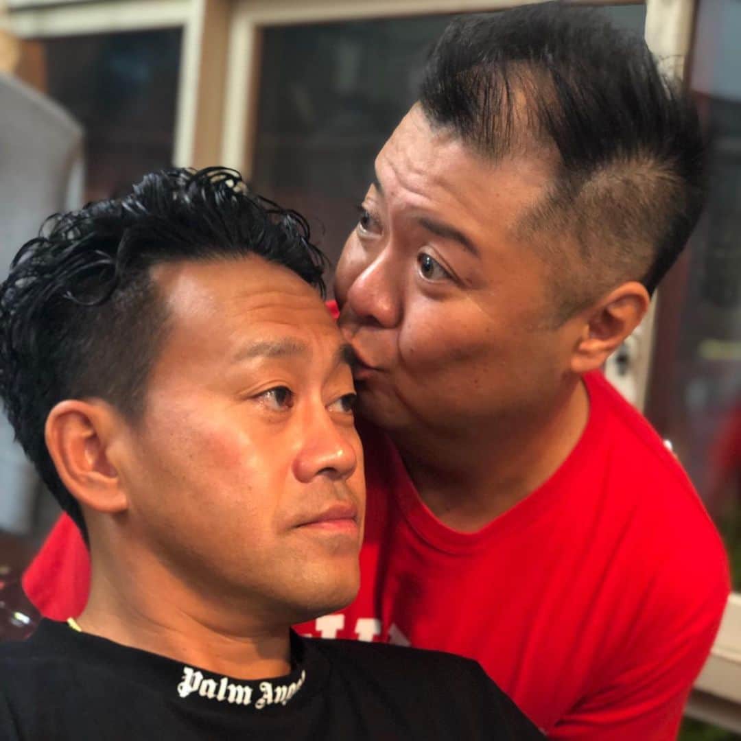 宮川大輔さんのインスタグラム写真 宮川大輔instagram 小杉とバッタリ 痩せよった 32キロも痩せよった 眉毛にチューしてきよった 帰りよった カットして白髪染め 10月1日 22時06分 Miyagawadai