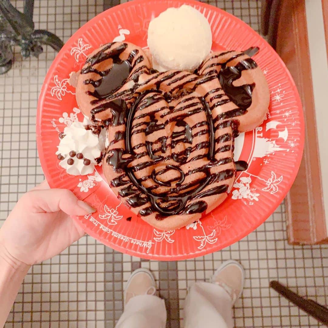 榊原伶奈のインスタグラム：「ディズニーランド行ったら絶対食べる🍴✨ . #ディズニーランド #ディズニー #disneyland  #ワッフル #東京ディズニーランド」
