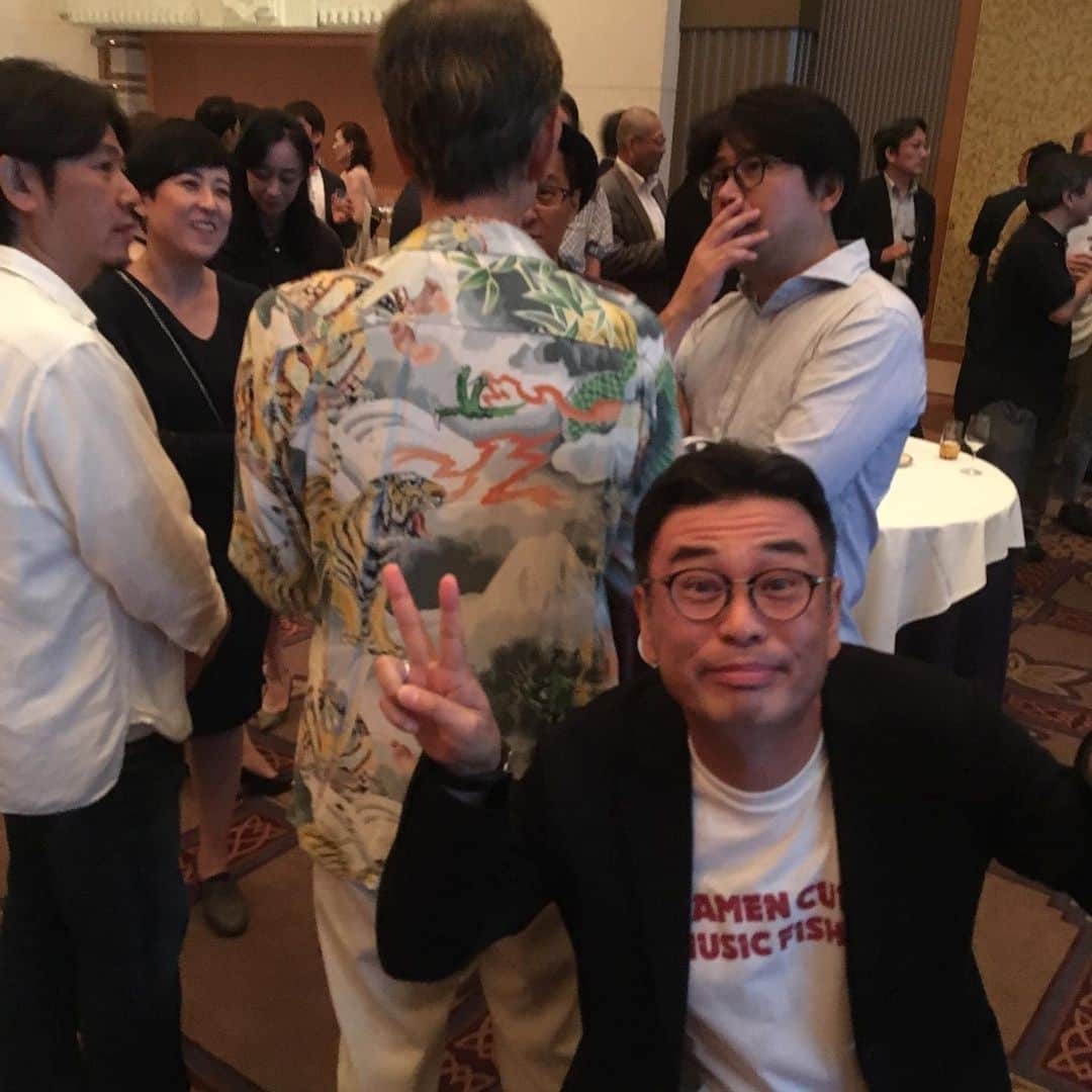 中島ヒロトさんのインスタグラム写真 - (中島ヒロトInstagram)「泣いてもた。  ヒロさんに内緒のお疲れ会。本人が気付いてたかは分かりませんが（笑）。 後半MC担当したんですが、最後にステージで泣いてしまうというダサさ（苦笑）。寂しさとプレッシャー。 ヒロさん、言葉が見つからないですが  お疲れ様でした。  ご家族と共に送り出したら、帰られてたので（笑）ツーショット取れず。隠し撮りのみ、で（笑）。 #ヒロT #ヒロ寺平 #fmcocolo765  #fm802  #workdaysbecameplaydays」10月1日 22時22分 - djhirotonakajima