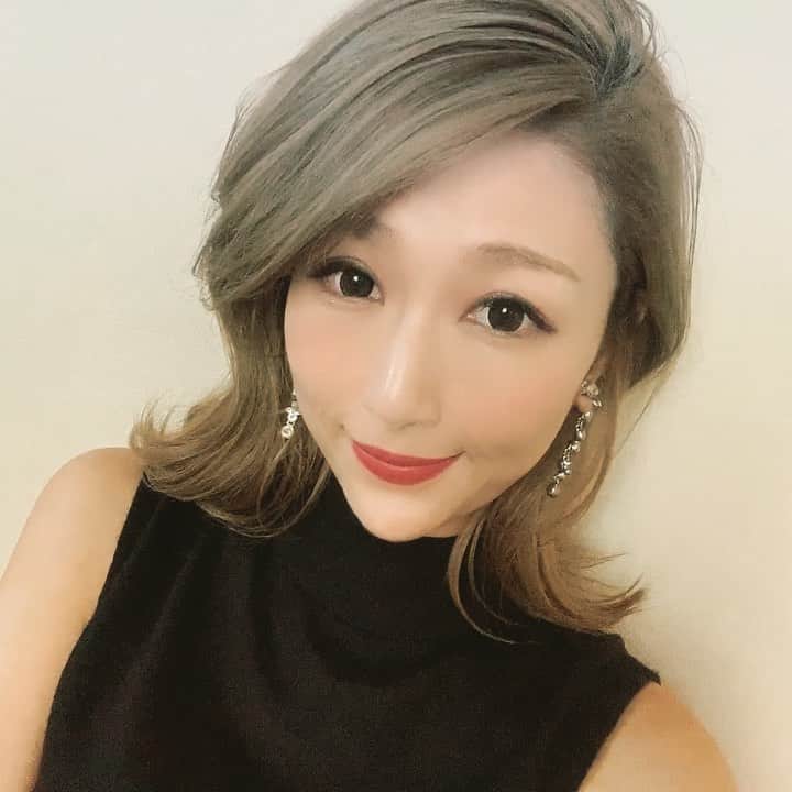 のインスタグラム：「ビジューアシンメトリーイヤリング💕 2色買いしたお気に入り♬ もう一つはゴールドブラウン😍❤️ イヤーカフのような方が特に好き！ コーディネートのアクセントに✨  #ファッション#コーディネート#アクセサリー#fashion#coordinate#accessory #ビジュー#イヤリング#celford#セルフォード#キラキラ#happy#instagram#instafashion #instagramjapan」
