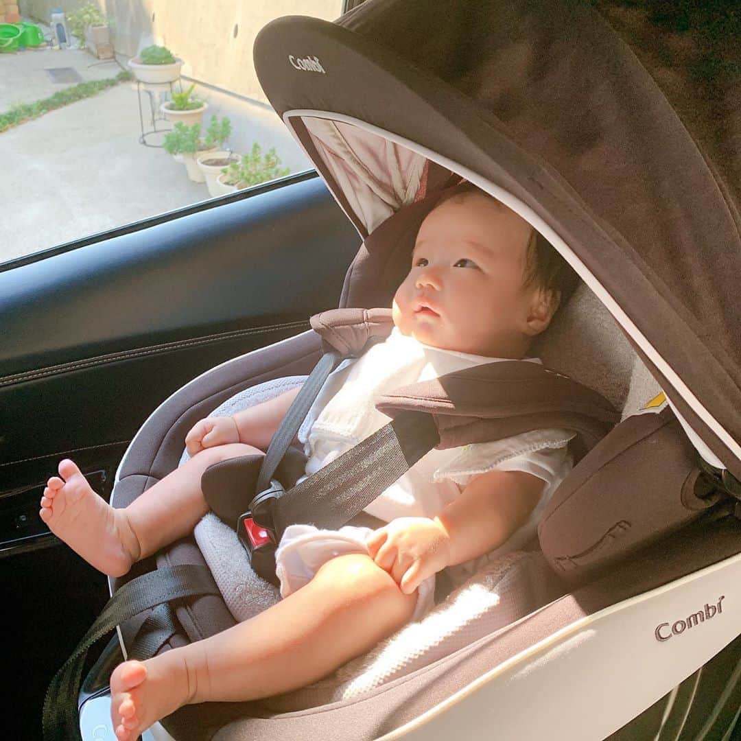 しほの涼のインスタグラム：「車大好きな娘さん⭐️ 走り出したら景色を見ながら楽しそうにしています💕 日よけもついてて大満足‼️ #コンビエッグショック っていうチャイルドシートです💕 年明けには車で1泊くらいの所行けたらいいなぁ🥺❤️ #チャイルドシート #combi #コンビ #生後2カ月」