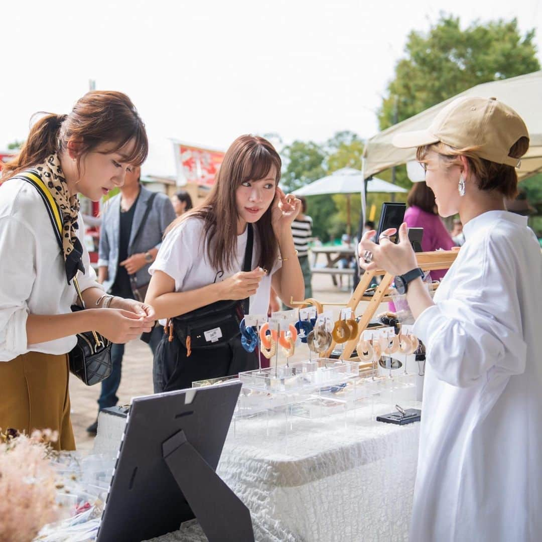 古田ちさこさんのインスタグラム写真 - (古田ちさこInstagram)「マルシェで見つけたお気に入り💐 . 肉&パンマルシェには雑貨店も出店されていて 私たちが釘付けになったのは… handmade'accessory『R』 @handmadeaccessoryr さん❤︎ ハンドメイドのアクセサリーや SWAG(ドライフラワーのブーケ)が可愛いくて センスたっぷりなのに驚愕のお手頃価格なんです☺︎ . 庄原の古民家カフェや三次のショップにて委託販売されているのと、こういったマルシェなどのイベントに出店されているそうです❤︎ . また出会えたらいいなぁ🎶 . #handmadeaccessoryr#handmadeaccessory#handmade#handmadejewelry#ハンドメイドアクセサリー#ハンドメイド#ハンドメイドピアス#ハンドメイドイヤリング#swag#bouquet#ドライフラワー#ドライフラワーブーケ#ドライフラワースワッグ#ドライフラワーのある暮らし#庄原#肉パンだけじゃない#マルシェ」10月1日 22時35分 - chisakofuruta