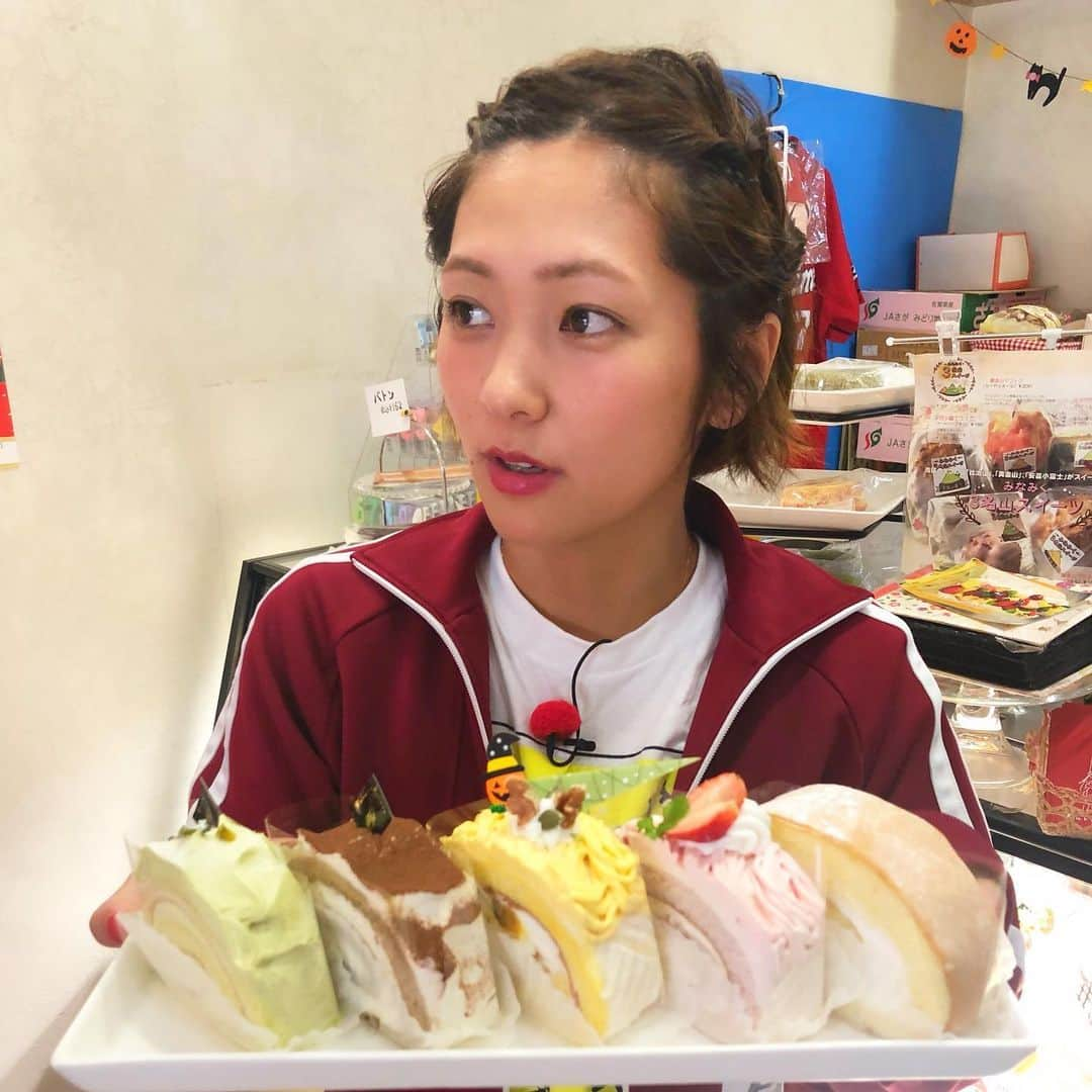 近藤夏子さんのインスタグラム写真 - (近藤夏子Instagram)「今日も今日とてよく食べた🎂 #スイーツ #ケーキ #ロールケーキ #甘党 #デザート #生クリーム #とっておきスイーツ #ロールケーキ専門店 #kururu #くるるロール #広島 #コンナツ先生 #rcc」10月1日 22時38分 - kondonatsuko