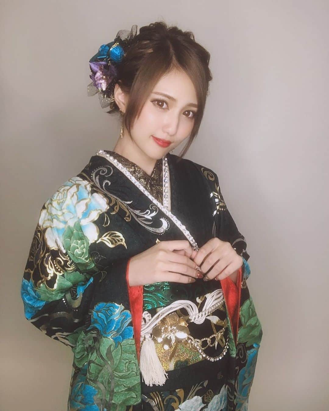 守田美咲さんのインスタグラム写真 - (守田美咲Instagram)「振袖撮影📸 緑の振袖はあまり被りにくいからオススメ👒👗🐸🐍🍃🍀🌱🍏📗💚 #osaka #pop #tokyo #みさみさ #みさらー #カラコン #ショートヘア #エクステ #black #fashion #ネイビー #model #make #gal #kimonogirls #モデル #fashion #振袖 #つけまつげ #ootd #プリクラ #selfish #自撮り #セルカ #21 #style  #followme #followme #kr2s #💓」10月1日 13時40分 - misamisa_kimono