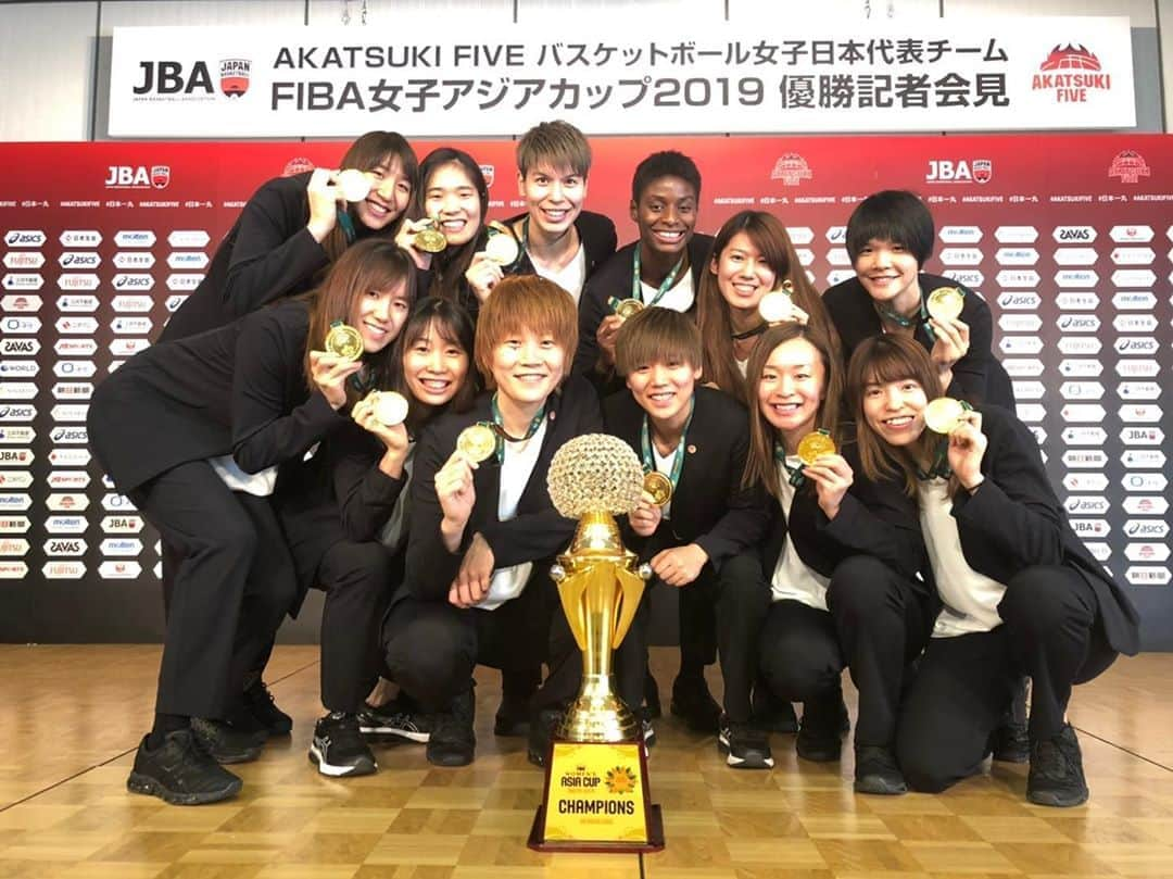 渡嘉敷来夢さんのインスタグラム写真 - (渡嘉敷来夢Instagram)「CHAMPIONS🏆  #FIBAAsiaCupWomen #アジア4連覇への戦い #AkatsukiFive」10月1日 13時41分 - tokashiki_10