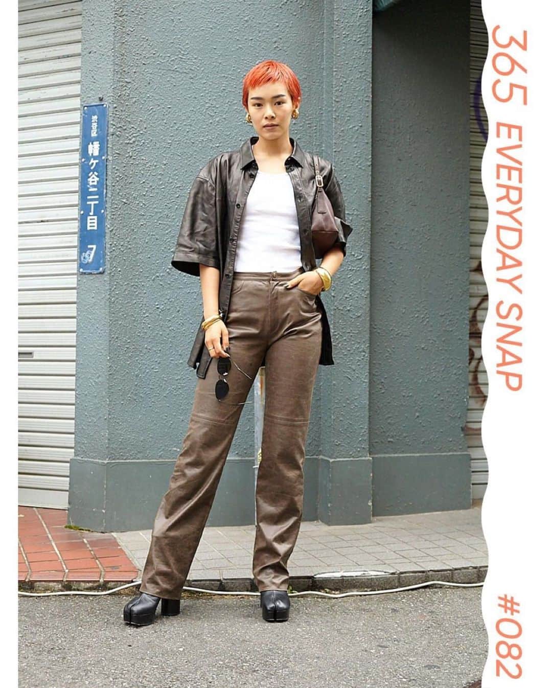 ginza magazineさんのインスタグラム写真 - (ginza magazineInstagram)「365日おしゃれスナップ！大都会、東京の素敵なスポットに集うセンスがいい人をGINZA編集部がキャッチ。⠀⠀⠀⠀ ⠀⠀⠀⠀ 「レザーのグラデが秋を呼ぶ。アシッドカラーのへアがポイントに」 ⠀⠀⠀⠀ ⠀⠀⠀⠀ 👤 畠山 千明／モデル・主婦⠀ @hatakeyama_chiaki⠀⠀⠀⠀ ⠀⠀ トップス：BOTTEGA VENETA⠀ ボトムス：perverze⠀ シューズ：Maison Margiela⠀ バッグ：ヴィンテージショップで購入⠀ バングル：Burberry⠀ イヤリング：Carteir⠀ イヤーカフ：KNOWHOW⠀ ⠀⠀ 📍ここでスナップ ⠀⠀ Caro／ヴィンテージショップ⠀ 東京都渋谷区幡ヶ谷2-9-20 サカエビル２F⠀ tel: 03-6276-0583⠀ @caro_store__  #ginzamagazine #styling #snap #ファッションスナップ #365日おしゃれスナップ」10月1日 13時49分 - ginzamagazine