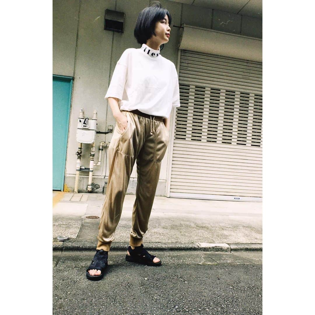 吉倉あおいさんのインスタグラム写真 - (吉倉あおいInstagram)「pants @j.c.m_official sandals @reebokclassicjp #まゆげの少年スタイル」10月1日 13時52分 - aoi_yoshikura