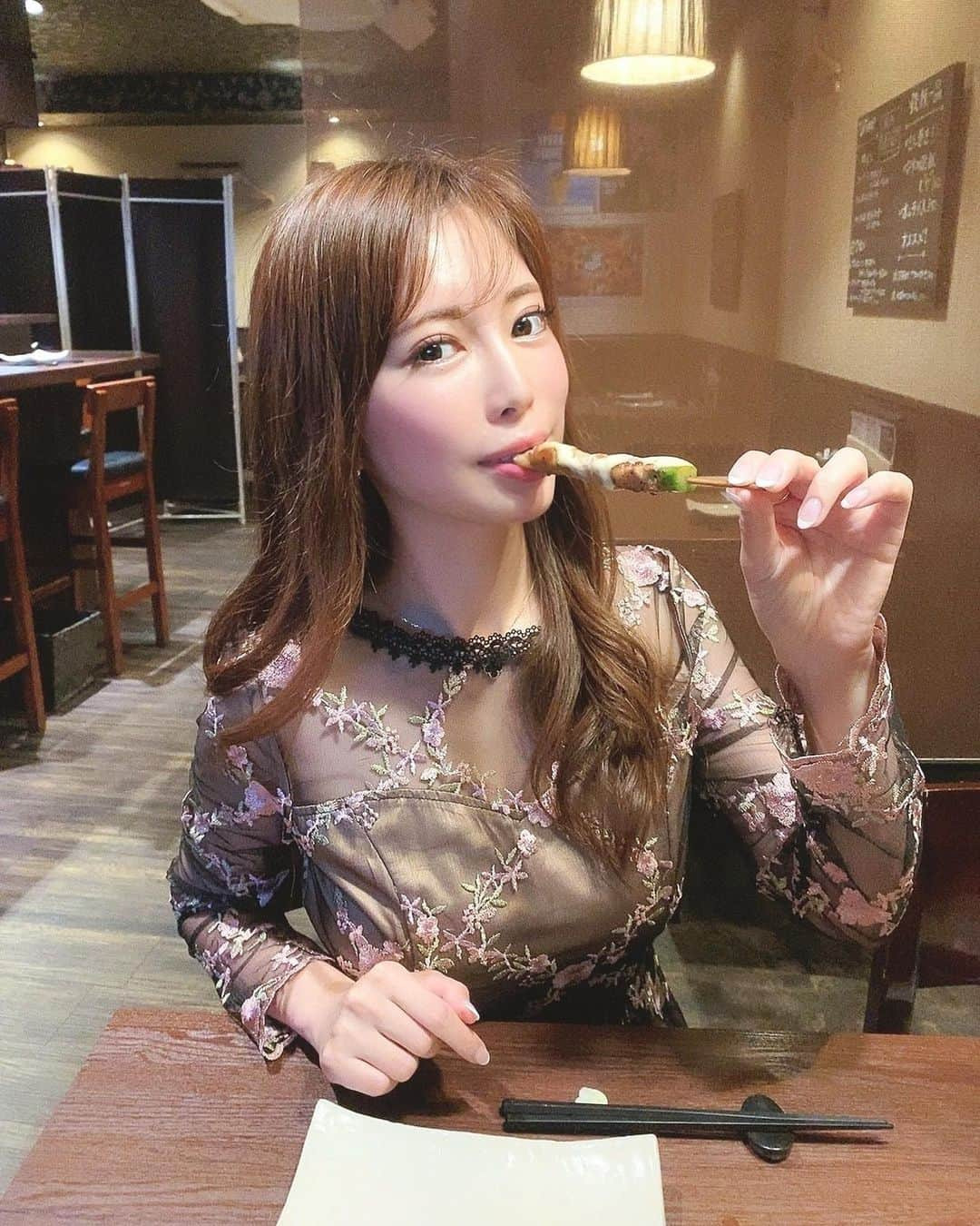 さわいえりさんのインスタグラム写真 - (さわいえりInstagram)「昨日はディナーで、 《鉄板串焼きDining串ばる》に行ってきたよ✨ (@kushibaru_honten)  どれもとっても美味しくて、 初めて見るような創作メニューもたくさんあって、 すごく楽しめました☺️ ・ お店のおすすめで、 私も大好きなメニューの ・アスパラ豚巻き ・しいたけ肉詰め ・大海老　は絶対に食べて欲しい💕  アスパラの豚巻きは、一番初めに食べたけど、 ほんと美味し過ぎて感動するレベルなの！笑 大海老もプリプリジューシー♪  デザートは、メニューに無いスイーツをたべたよ🥰 どうしたら食べれるかは、店員さんに聞いてみてね✨笑  ビールの種類がたくさんあって、 私は《飲み比べセット》を注文したよ♪ ジャスベリーを気に入ってしまいました❤️ ・ 駅近で入りやすくて、 お洒落なお店なのでぜひおすすめです👍 ・ ・ ・ ・ ・ ・ ・ ・ ・ ・ ・ #食#グルメ#串#三ノ宮#元町#串焼き#女子会#デート#たべすたぐらむ#食レポ#食べ物グラム#バル#創作料理#アスパラ#ディナー#ゆうごはん#エミリアウィズ」10月1日 14時04分 - beauty_eri7