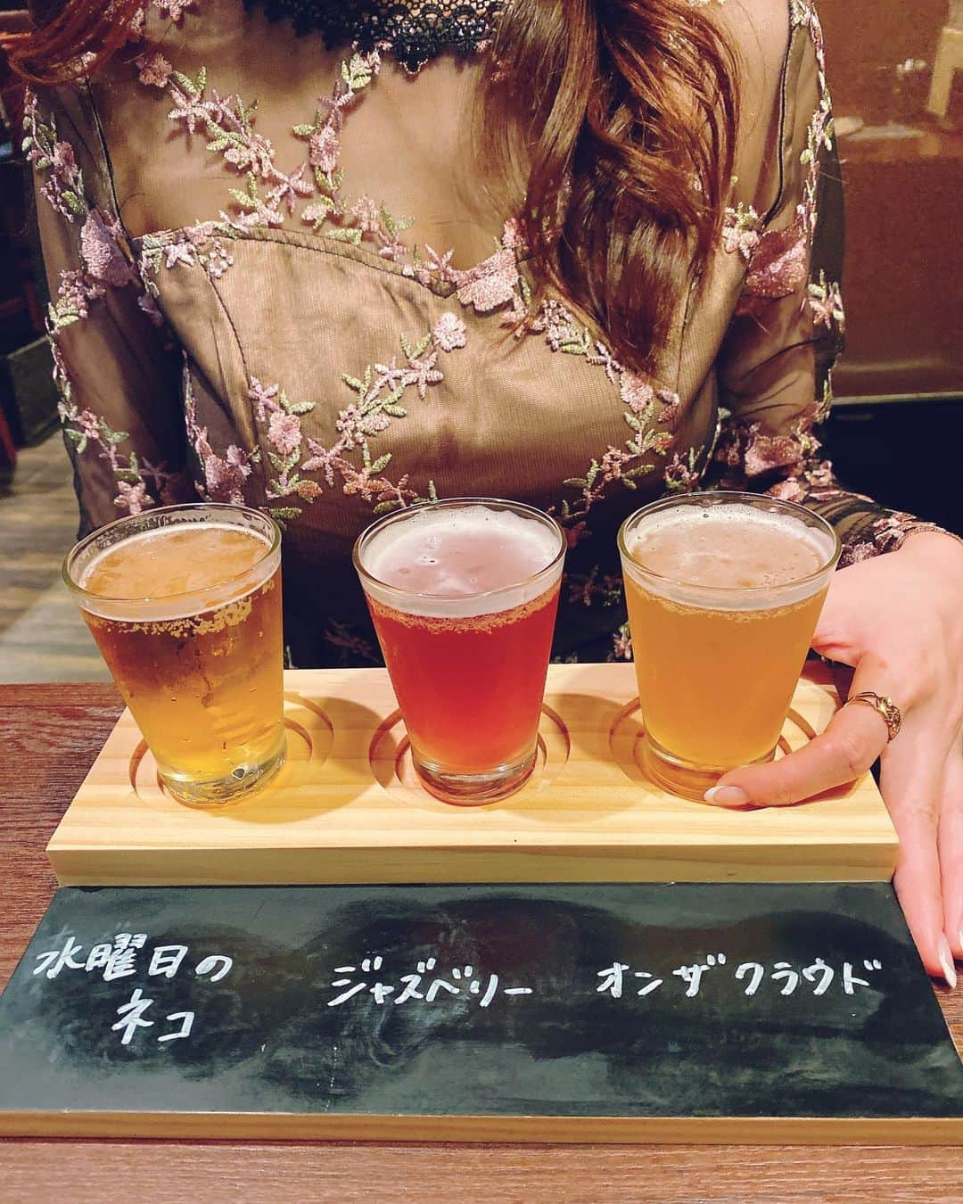 さわいえりさんのインスタグラム写真 - (さわいえりInstagram)「昨日はディナーで、 《鉄板串焼きDining串ばる》に行ってきたよ✨ (@kushibaru_honten)  どれもとっても美味しくて、 初めて見るような創作メニューもたくさんあって、 すごく楽しめました☺️ ・ お店のおすすめで、 私も大好きなメニューの ・アスパラ豚巻き ・しいたけ肉詰め ・大海老　は絶対に食べて欲しい💕  アスパラの豚巻きは、一番初めに食べたけど、 ほんと美味し過ぎて感動するレベルなの！笑 大海老もプリプリジューシー♪  デザートは、メニューに無いスイーツをたべたよ🥰 どうしたら食べれるかは、店員さんに聞いてみてね✨笑  ビールの種類がたくさんあって、 私は《飲み比べセット》を注文したよ♪ ジャスベリーを気に入ってしまいました❤️ ・ 駅近で入りやすくて、 お洒落なお店なのでぜひおすすめです👍 ・ ・ ・ ・ ・ ・ ・ ・ ・ ・ ・ #食#グルメ#串#三ノ宮#元町#串焼き#女子会#デート#たべすたぐらむ#食レポ#食べ物グラム#バル#創作料理#アスパラ#ディナー#ゆうごはん#エミリアウィズ」10月1日 14時04分 - beauty_eri7