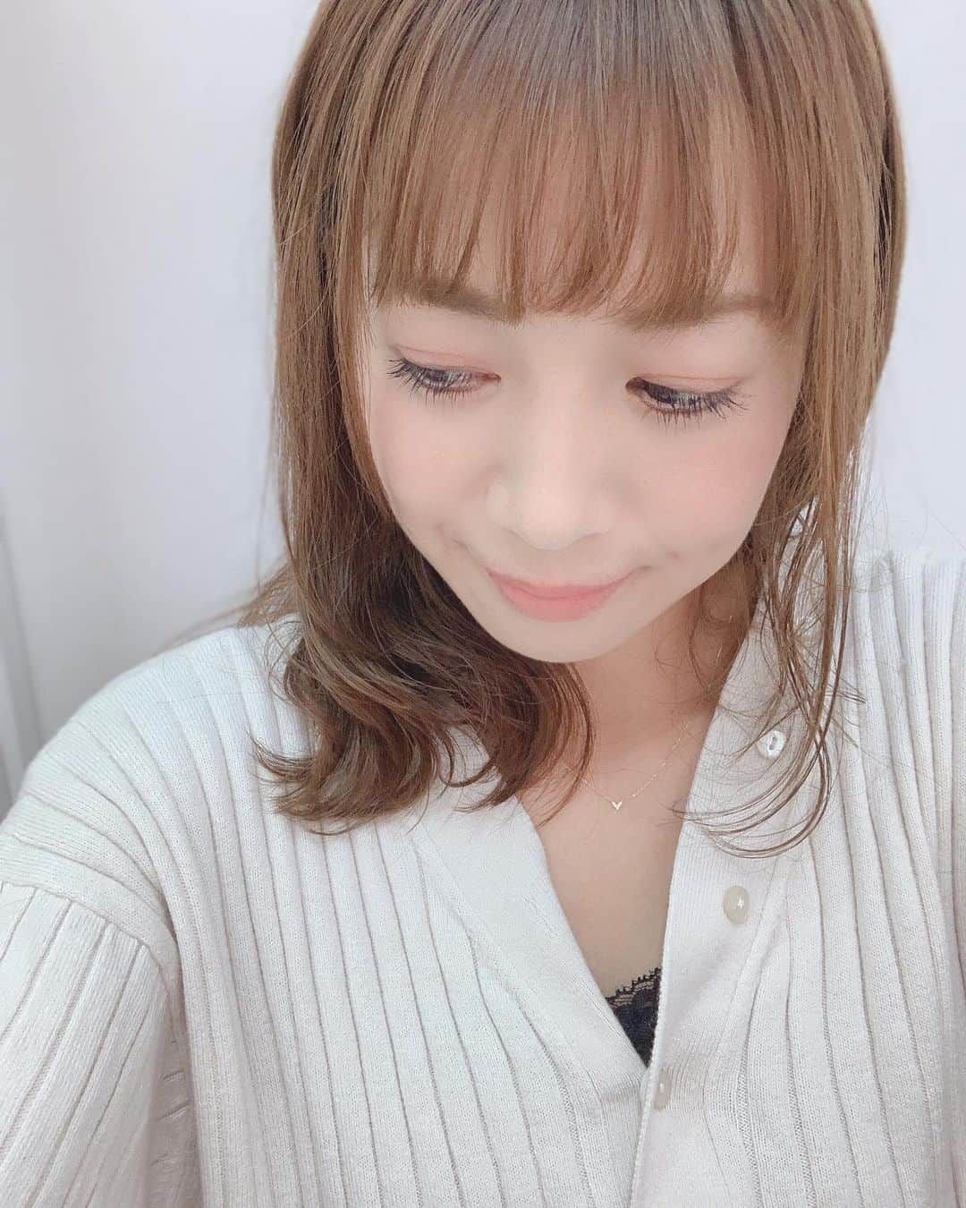 鈴木莉紗さんのインスタグラム写真 - (鈴木莉紗Instagram)「お客様から誕生日プレゼントにセルヴォークのポイントメイクアイテムをいただきました✨ 秋らしいとってもステキな色🍁 わたしのベースカラーはイエローベースなので、肌にもピッタリと合いました！ アイカラー&チーク&リップと三役こなしてくれます。 不器用なわたしでも、これを塗るだけで旬顔に🥺 アイカラー一色だけだとボヤけそうだったので、キャンメイクのアイシャドウと目尻だけアイラインをプラス🎶 マツエクはしてなくて自まつ毛デス。 自分でメイク用品を揃えると、年中同じ顔になりがち。 こうゆうプレゼントって大変ありがたい🎁 F様、ありがとうございました😍 ・ #makeup #セルヴォーク #celvoke #インフィニトリーカラー #インフィニトリーカラー11 #不器用メイク #秋色カラー #秋色メイク #セルフメイク #イエローベース #イエベ春」10月1日 14時06分 - suzuki__lisa