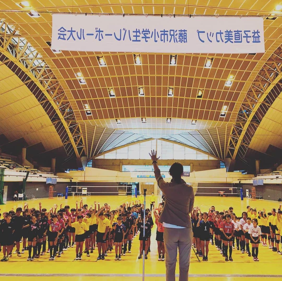 益子直美さんのインスタグラム写真 - (益子直美Instagram)「9/29（日）に藤沢市秋葉台文化体育館にて、第3回目の 監督が怒ってはいけない 『益子直美カップ』が開催になりました‼️ 午前は子供も大人もアトラクションで楽しんで、笑顔になったところで午後からゲーム。 3年生以下はコートの真ん中からサーブOKなどの特別ルールもあり、なるべく全員が試合に出れるような工夫がされました。 監督が怒ったら選手たちからの報告がありますが、、、 今回は4件。 聞き込みをしたところ、2件はセーフ！ 監督たちも頑張ってくれています！ 今回は怒らないだけではなく、ベンチで笑顔でいてほしいとリクエスト。 しかめっ面でいたら、怒ってるように見えるので‼️ 来年は『GOODスマイル監督賞』を作ろうと思います！ 監督が一番頑張って、変わろうとしてくれてるんですから♫  参加賞のエコバッグ、使ってる方にあったら感動しちゃうな！  #益子直美カップ  #監督は怒ってはいけない #藤沢市  #笑顔  #バレーボール  #小学生バレーボール」10月1日 14時21分 - naomi.masuko