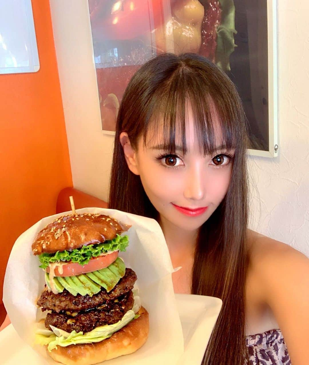 百合華さんのインスタグラム写真 - (百合華Instagram)「北谷にある石垣牛バーガーのお店『石垣島キッチン Bin』にてランチタイム🍔🥑🍔🥑🍔 今回はダブルアボカドバーガーを選んでみましたが、百合譁の顔よりおっきい気がするww🎶  かぶりつきたいけど無理なのでフォークとナイフを使って見事に完食❤️ #沖縄  #北谷 #ランチタイム #石垣島キッチンbin #bin #ダブルアボカドバーガー #ダブルバーガー #アボカド #大きい #かぶりつきたい」10月1日 14時26分 - yurika.lovelily