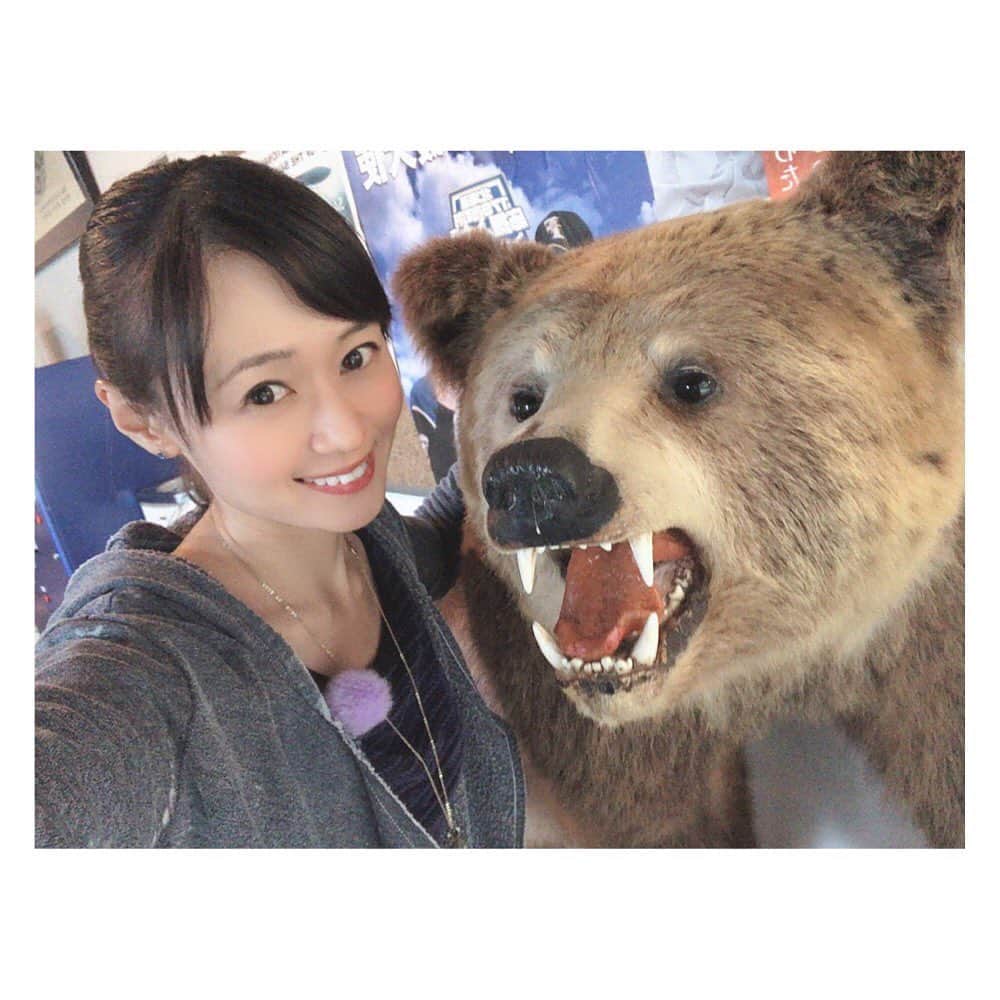 柳野玲子さんのインスタグラム写真 - (柳野玲子Instagram)「昨日から北海道でロケ✨ 順調です(*´꒳`*) クマさんと仲良くなりました🐻💞 #ロケ #北海道 #クマ #くま #熊」10月1日 15時06分 - yanaginoreiko
