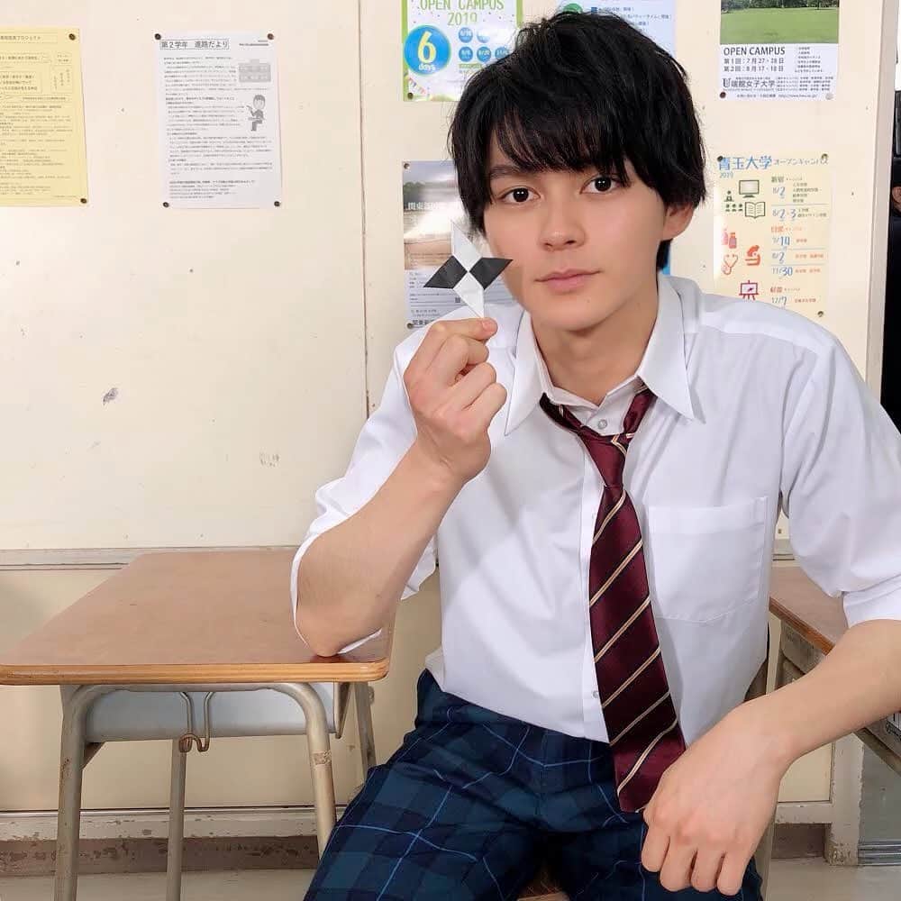 映画『午前0時、キスしに来てよ』のインスタグラム：「＼📚0キススクールタイム🏫 ／﻿ ﻿ 🕒ただいま15時！﻿ ﻿ いそいそと何か作ってるなと思ったら…﻿ #手裏剣 💡﻿ ﻿ #手品 #みたいに #光の速さで #出てきた ﻿ #折り紙 #0キスで折り紙 #origami #手先器用男子 ﻿ #午前0時キスしに来てよ #12月6日公開 ﻿ #映画0キス #0キス #0kiss #ゼロキス #眞栄田郷敦 #かっこいい」