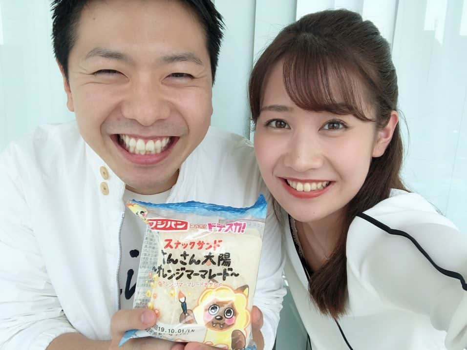 のインスタグラム：「夏休みから戻ってこられた上坂さん😆と、望木さんにもらった「さんさん太陽オレンジマーマレード味」のスナックサンド🍊お昼にいただきました🤤 . . #上坂嵩 #アナウンサー #島津咲苗 #メーテレアナウンサー  #ドデスカ #スナックサンド」