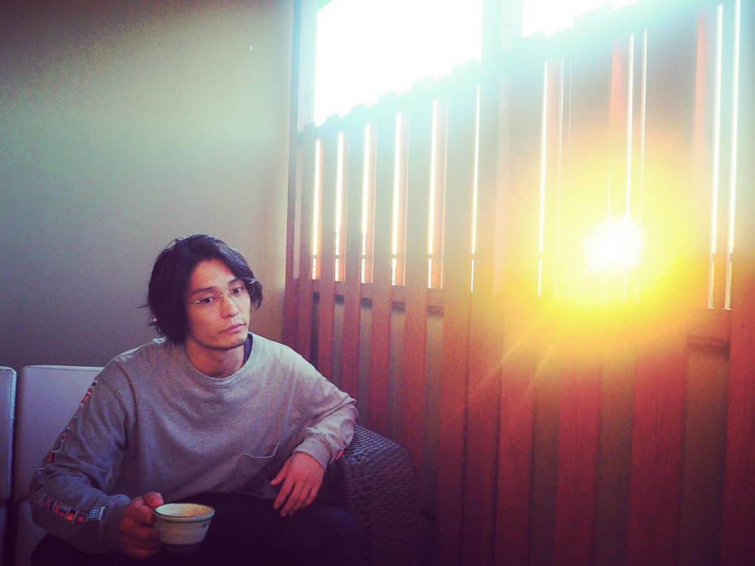 大迫一平のインスタグラム：「ソーリーベイベー配信されるってさ 観たらいいのに。 https://aoyama-theater.jp/pg/4032 #ソーリーベイベー」