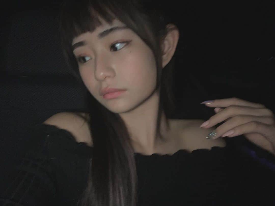 かれんのインスタグラム：「オフショルってデコルテが綺麗に見えるから好き☺︎ ちなみにこのオフショルは @17kg_official さんのです❤︎」