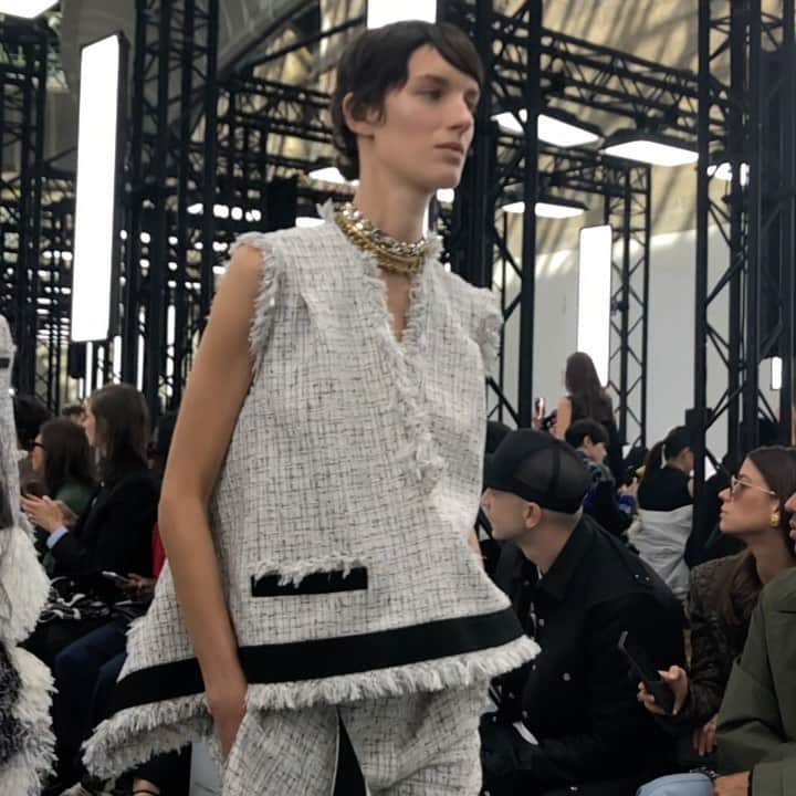 稲木ジョージのインスタグラム：「Tweed and chains for 2020S/S⛓ @sacaiofficial」