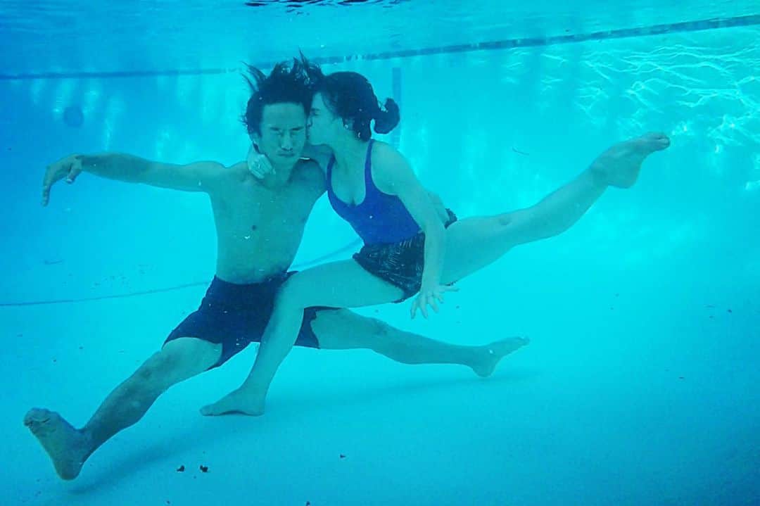 ヤマカイのインスタグラム：「Yeah, Im also pointing my toes. . . 今日のYouTube動画は休日VLOGです！みんな見てね😊 . . #ballet #balletdancer #balletfeet #nicefeet #art #pool #artist #swimming #diving #dating #バレエ #アート #芸術 #プール #水泳」