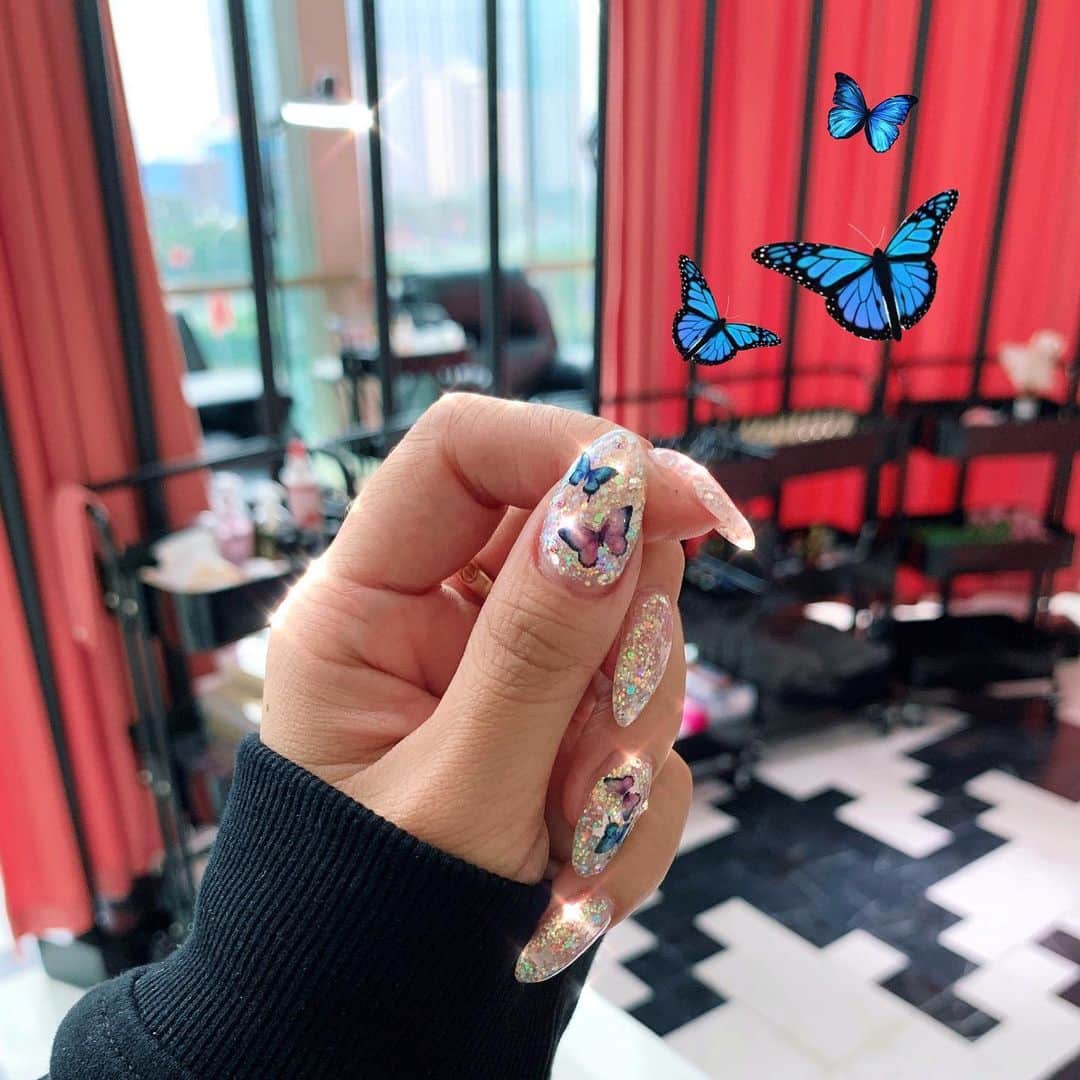 今田惟吹さんのインスタグラム写真 - (今田惟吹Instagram)「Commment 🦋 emoji ⬇︎ below  Because that’s my actual mood 🦋💕 Butterfly nails by @chinapoooo thank u love u!」10月1日 15時47分 - ibuki.japan