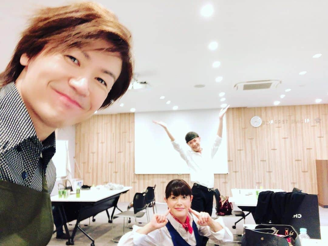 城咲仁さんのインスタグラム写真 - (城咲仁Instagram)「ナウ❗️🤗🤗🤗 ごちそうライフ収録中❗️ みんな〜観てね YouTubeでもたくさん上がってるからね ごちそうライフ公式のInstagramフォローお願い致します🤲  #城咲仁  #ごちそうライフ #中沢初絵 さん #山咲トオル さん #料理番組」10月1日 15時48分 - shirosaki_jin_official