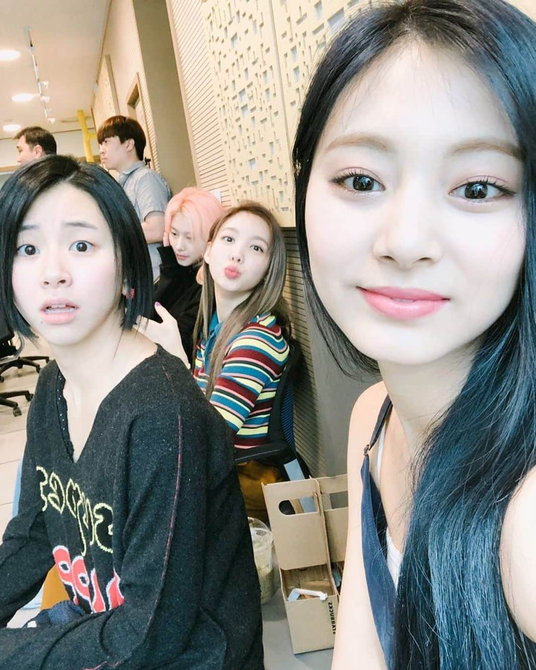 TWICEさんのインスタグラム写真 - (TWICEInstagram)「이번 컴백에도 최파타에 다녀왔습니다. 덕분에 셀카도 많이 찍었습니다ㅎㅎ 어제 염색했어요. 이 머리색 이름이 '데님네이비'라고 하는데 색깔 정말 예쁜 것 같아요. 그리고 오늘 챙 표정 너무 많고 귀여워서 많이 올리고 싶었어요 ㅋㅋ😍 這次回歸也去了최파타了 利用這機會也拍了很多自拍！ 昨天去染髮了 這髮色名叫牛仔海軍藍 我覺得顏色很漂亮！還有今天彩的表情好多好可愛 就想放很多照片😍 #데님네이비」10月1日 15時52分 - twicetagram