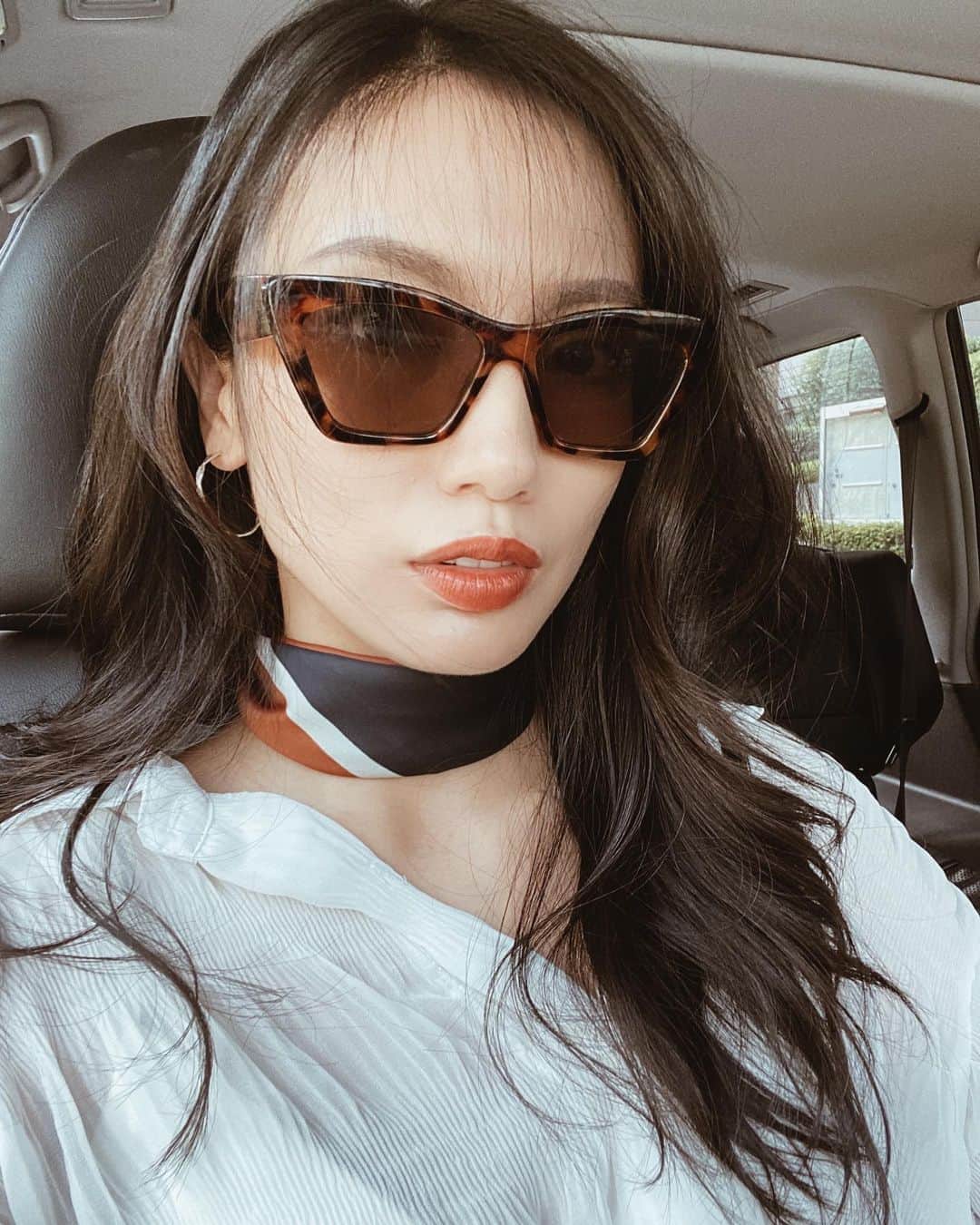 吉田愛璃のインスタグラム：「. . . Hello !! 10月 🍁 . . .」