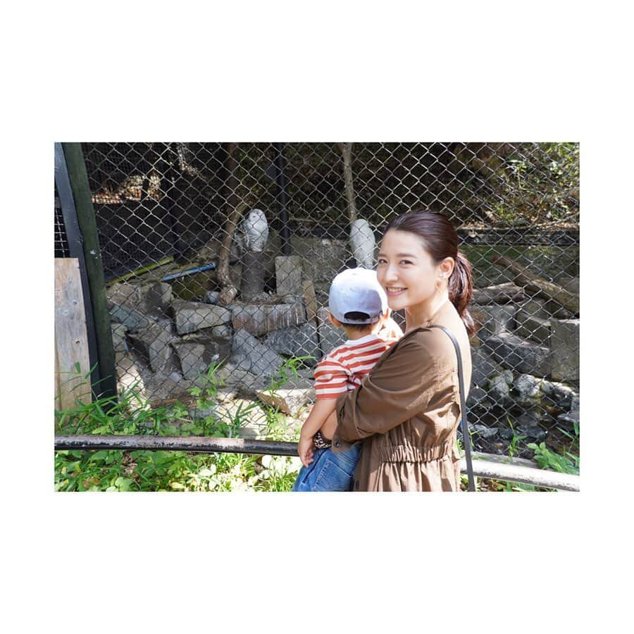 小熊美香さんのインスタグラム写真 - (小熊美香Instagram)「＊ 動物よりも 葉っぱやどんぐりに夢中🤣🍂 ＊ ＊ キリンさんを目の前に "みないよ〜!" ＊ ＊ ゾウさん見に行こうよ！に "やだよ〜!" ＊ ＊ そんなお年頃 笑 ＊ ＊ #カメラのキタムラの #写真撮影対決企画で訪れた #多摩動物公園へ🐻 #ソニーa6400 #やはり使いやすく #素晴らしいカメラ🙌 #どこに行くにも一緒📸☺️ #写真のセンスは無いけれど #何だか素敵な写真が撮れます👏 #2歳2カ月 #男の子ママ」10月1日 16時06分 - ogumamika