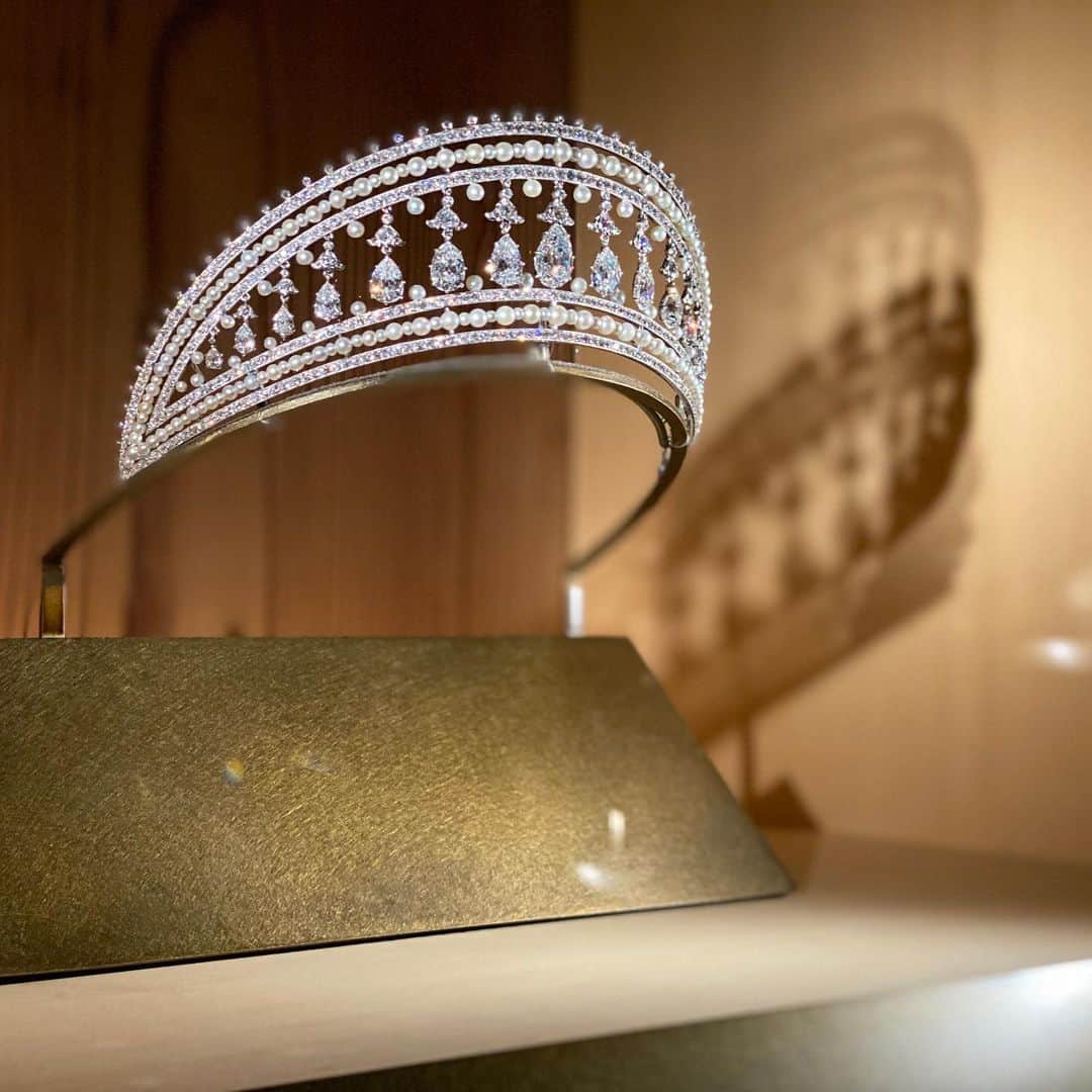 林信行のインスタグラム：「If you like jewelry or #Cartier , this exhibition is worth flying over to Tokyo to (just for this). One of the most elegant jewelry exhibition ever is also one of the largest exhibition by Cartier  The #CrystallizationOfTime exhibition  at #NationalArtCenterTokyo  Venue composition by #NewMaterialResearchLaboratory lead by #HiroshiSugimoto  Many jewelry on display are loaned from the owner just for  this exhibition; and many of those jewelry are displayed on Sugimoto’s collection of old tree, stones , antiques, etc. ; some of them are national treasure and can’t be brought outside Japan.  Thus this is one and only chance to see all this .  I was impressed by the beauty of torsos used to display necklaces; then, I found out, Sugimoto asked to tailor torsos for each jewelry and asked Japanese Buddhist image maker (or 仏師　Busshi). The stones in chapter2 are all Oya stone (大谷石) cut out just for this event. , etc. etc.  If you want to know what luxury is, this is one exhibition, you can’t miss. 明日から始まる　#カルティエ　の　#CrystallizatoonOfTime 凄過ぎました。  混むのは明白なので、見ない人は見ないと思うので、行かなくていいです。でも、見たい人は海外からでも、この展示のためだけに日本に来て良いレベル。  ということで、取り急ぎ英語のみでレポート。 日本語は後で時間できたら！ @ 国立新美術館」