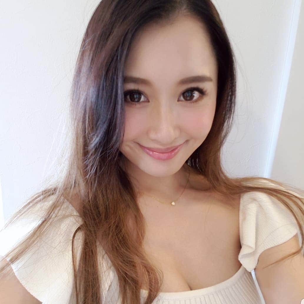 向山志穂のインスタグラム：「@maris_eyelash さんへ💓  今日は夏に戻ったくらい暑かったですね😃 最近衣替えをしたばっかりだったので夏モノをまた出しました🙈 季節の変わり目は気温差が激しいので体調管理に気をつけなきゃですよね😫 周りでインフルエンザも流行っているみたいなので食事や運動などで免疫力をupしましょ～🙆 マツエクが綺麗になって毎日のメイク💄が楽しくなりました💓 @mana_k0123 さんいつもありがとうございます。 まつ毛デザインなどの詳細は@maris_eyelash を見てみてね❤」