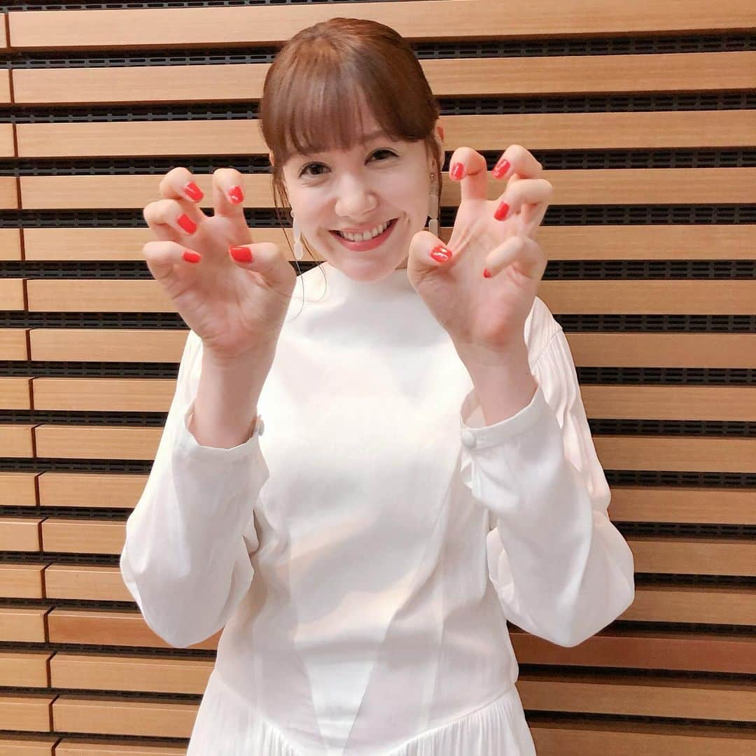 トリンドル玲奈さんのインスタグラム写真 - (トリンドル玲奈Instagram)「深イイ話のお衣装は、  ワンピ @eauseenon_official  イヤリング @accommode ♡  ネイルは赤オレンジでした🧡」10月1日 16時23分 - toritori0123