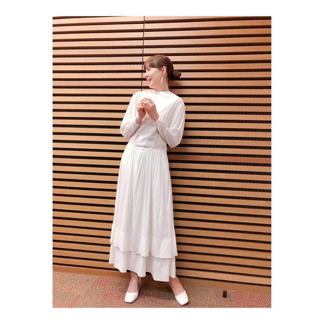 トリンドル玲奈さんのインスタグラム写真 - (トリンドル玲奈Instagram)「深イイ話のお衣装は、  ワンピ @eauseenon_official  イヤリング @accommode ♡  ネイルは赤オレンジでした🧡」10月1日 16時23分 - toritori0123