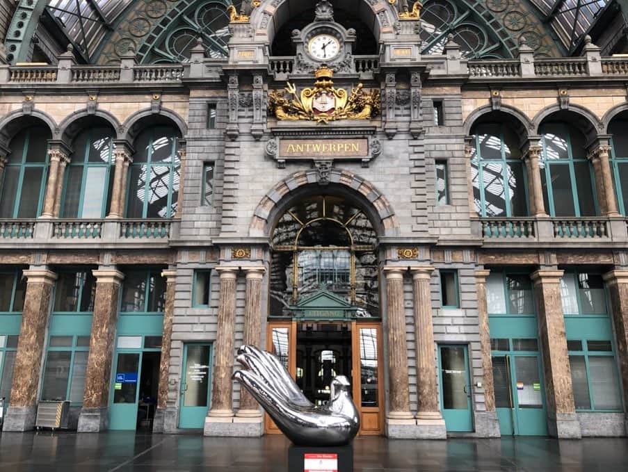 川口太一さんのインスタグラム写真 - (川口太一Instagram)「ベルギー第二の都市、アントワープ(フランス語発音でアントウェルペンらしい)にも行きました！先ず到着した駅が世界で1番綺麗と言われていて確かに駅とは思えない程綺麗…※写真1枚目と2枚目 凄くスタイリッシュな街でした。これでベルギー投稿終わりたいと思います。長々と申し訳ありませんでした🙇🏻‍♂️ また今日から練習頑張ります！ あ、沢山のDM有難うございました！また機会がある時に返信させて頂きます😊 #アントワープ #アントワープ中央駅 #アントワープ大聖堂 #フランダースの犬 #世界遺産  #市庁舎 #ブラボーの像」10月1日 16時26分 - k.taichi20
