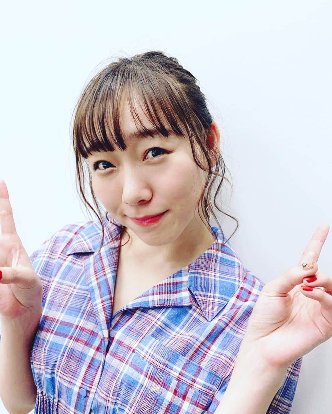 須田亜香里さんのインスタグラム写真 - (須田亜香里Instagram)「9月25日(水)TBS #動物スクープ100連発 . 9月27日(金)テレ東 #逆転無罪ミステリー . 動物スクープの方は憧れのセルフポートレートのワンピ。 可愛かったなぁぁぁあ。 上機嫌でたくさん写真撮ってもらっちゃった(笑) 髪型は動物の番組だから…犬っぽく！ってメイクさんにオーダーするという、謎リクエストやっちまったけど、いつも絶対可愛くしてくれる🤤 . . . 今回の  #可愛くなる方法  #どちらの番組も  #ワイプが主になる番組  #ワイプの時は映りを意識しすぎたらダメだけど  #全く意識しないのもダメ  #その結果  #家でテレビ見てる時も  #リアクション取りながらテレビ観るようになってた  #笑  #テレビ出る時も自然体や素直が一番  #まだまだあざといとか  #うざいとか  #言われますけどね  #現状これが自然だからしゃーない  #笑」10月1日 16時26分 - akarisuda