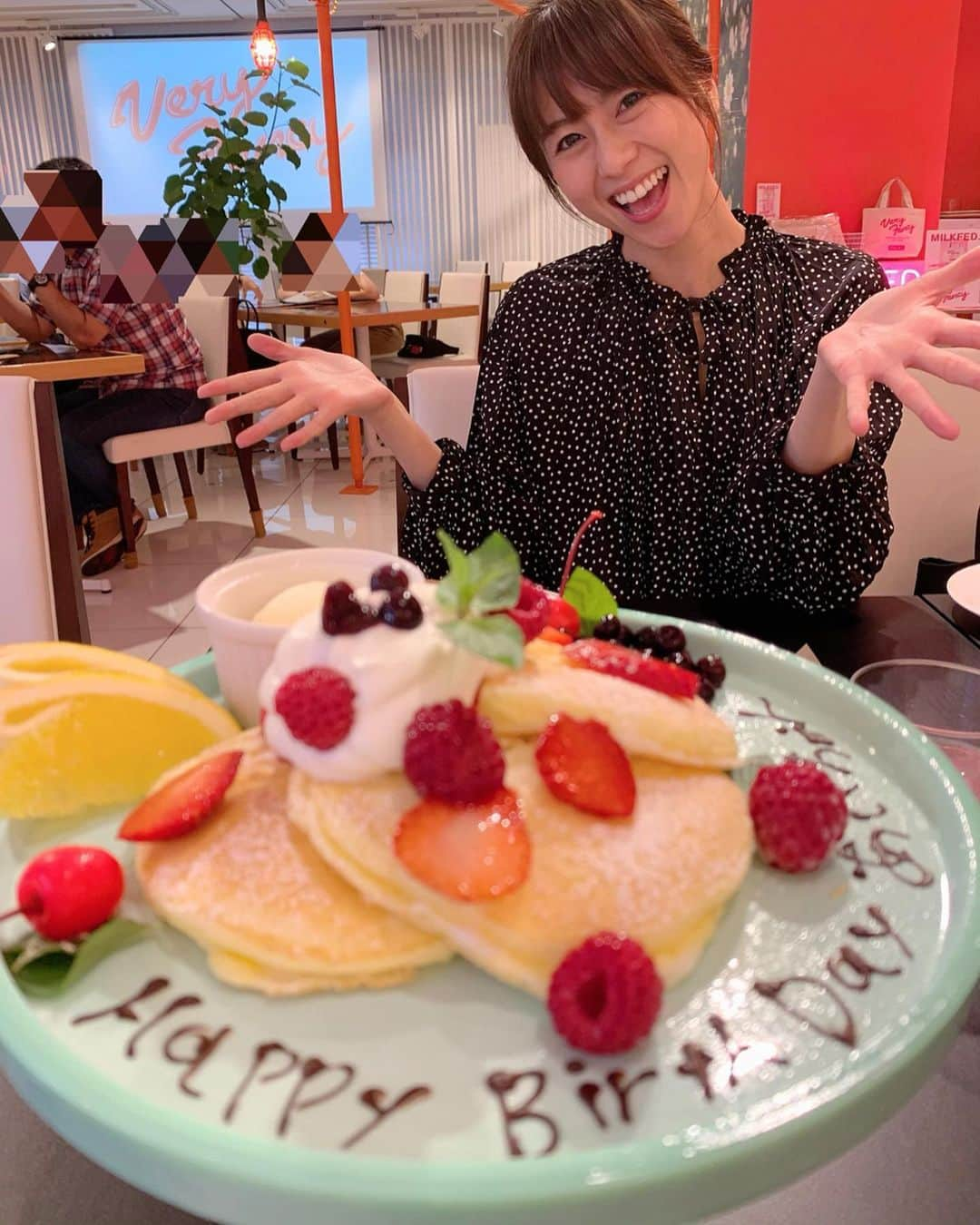 小坂温子さんのインスタグラム写真 - (小坂温子Instagram)「愛ちゃんおめでとさんでした🥰💓 #お誕生日おめでとう  #veryfancy表参道  #veryfancy  #パンケーキでお祝い  #パンケーキ #pancakes  #美味しかった #happy #プレゼントforyou  #動画早送り#いい匂い」10月1日 16時26分 - kosaka_atsuko