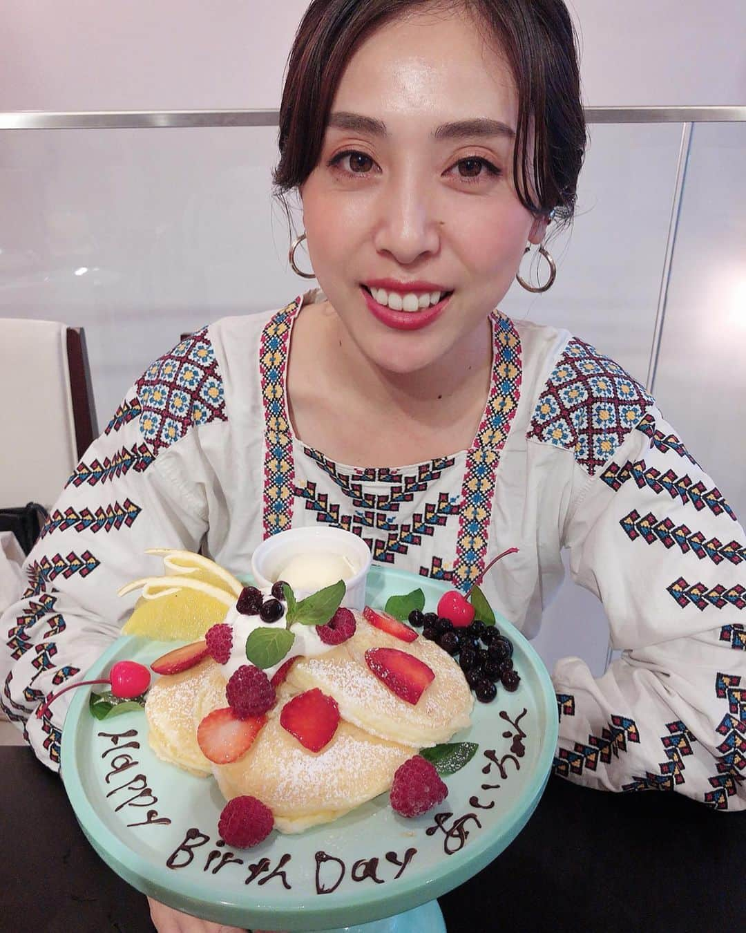 小坂温子さんのインスタグラム写真 - (小坂温子Instagram)「愛ちゃんおめでとさんでした🥰💓 #お誕生日おめでとう  #veryfancy表参道  #veryfancy  #パンケーキでお祝い  #パンケーキ #pancakes  #美味しかった #happy #プレゼントforyou  #動画早送り#いい匂い」10月1日 16時26分 - kosaka_atsuko