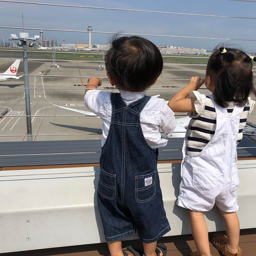 佐藤飛鳥さんのインスタグラム写真 - (佐藤飛鳥Instagram)「ヤッホッホ夏休みプレイバック キドキドで双子ママを完全再現からの飛行機を眺めに✈️ #ママの基本形#双子#ツインズ#双子育児#双子育児記録#ツインズママ#双子ママ#二卵性#二卵性双子#二卵性双生児#男女双子#ミックスツインズ」10月1日 16時31分 - s_asuka1278