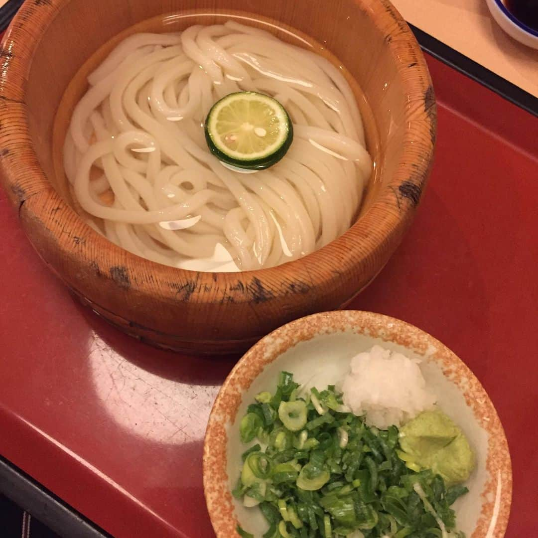 江崎峰史さんのインスタグラム写真 - (江崎峰史Instagram)「地元徳島は阿南市に婚活イベントに行ってきました！  相席スタートとレインボーと3組。  MCは徳島住みます芸人のみっとしー  空港降りて一応踊らせてもらいました。  ラーメン食べてイベントでバレーして素敵なカップル誕生目にしてたらいうどん食べてありがたい！  池田も踊ってました。  #徳島 #あわおどり空港  #阿波踊り #徳島ラーメン #たらいうどん #婚活イベント #相席スタート #レインボー #みっとしー #ゆったり感 #バレーボール #お笑い #お笑い好きな人と繋がりたい  #明日また徳島お邪魔します #三好市 #初めて」10月1日 16時56分 - ezakitakafumi