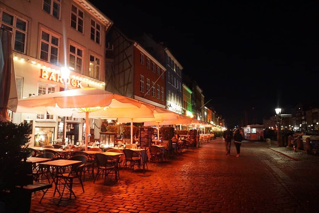のインスタグラム：「Strolling around this pretty city on a first night in Denmark. Sony a 5100📷を片手になんとなく撮った写真たちを 特に編集もせずにランダムに。  どこを切り取っても絵になるヨーロッパの街並みと、 人が人らしくいられるこの雰囲気が大好き。  初日の夜は少しお散歩して大好きなワインでおやすみなさい。 #Mikichangin🇩🇰 #旅忘備録 . . . #Denmark #Copenhagen #travelgram #デンマーク #コペンハーゲン #女子旅 #ヨーロッパ旅行 #落ち着く #sonya5100」
