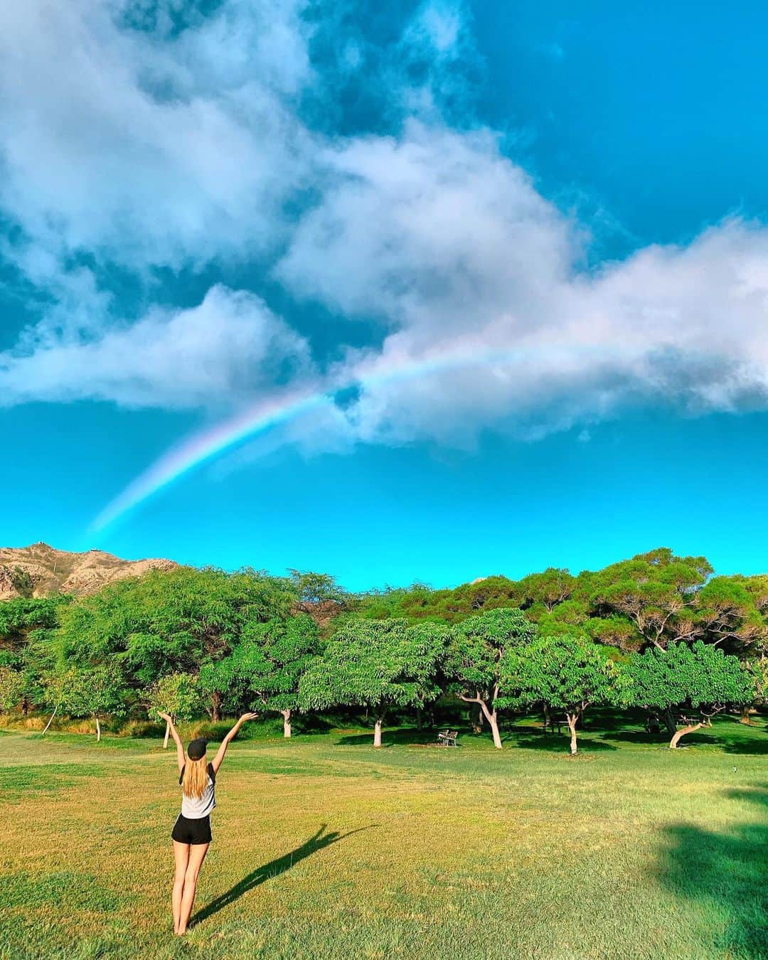 神咲 麻央 / まおちゃるさんのインスタグラム写真 - (神咲 麻央 / まおちゃるInstagram)「Rainbow🌈💕✨ ダイヤモンドヘッド下りたら虹が出てた😍 はっぴー💖💖💖 . #hawaii #diamondhead #trip #rainbow #ハワイ #ダイヤモンドヘッド #海外旅行 #虹」10月1日 17時05分 - _maocharu_