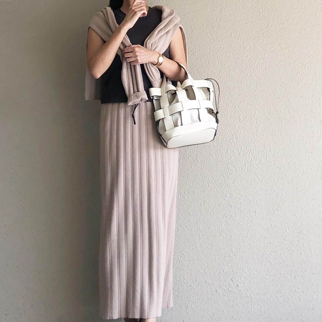 saaaay_kさんのインスタグラム写真 - (saaaay_kInstagram)「2019.10.01 coordinate♡ 10月だと言うのに夏日で暑いー☀️☀️☀️ ・ ・ ノースリーブにニット肩掛け お気に入りのセットアップはこれで3色制覇です🤭 ・ ・ tops/ #styledeli  set up/ @razielblue.official #raziel bag/ #楽天 pumps/ @pellico_japan  watch/ @danielwellington ▷▷▷15%OFFクーポン【sayakaa】 ・ ・ ニットスカートのインナーにはこちら👌 @majicalsherry_lme  #マジカルシェリー」10月1日 17時06分 - saaaay_k